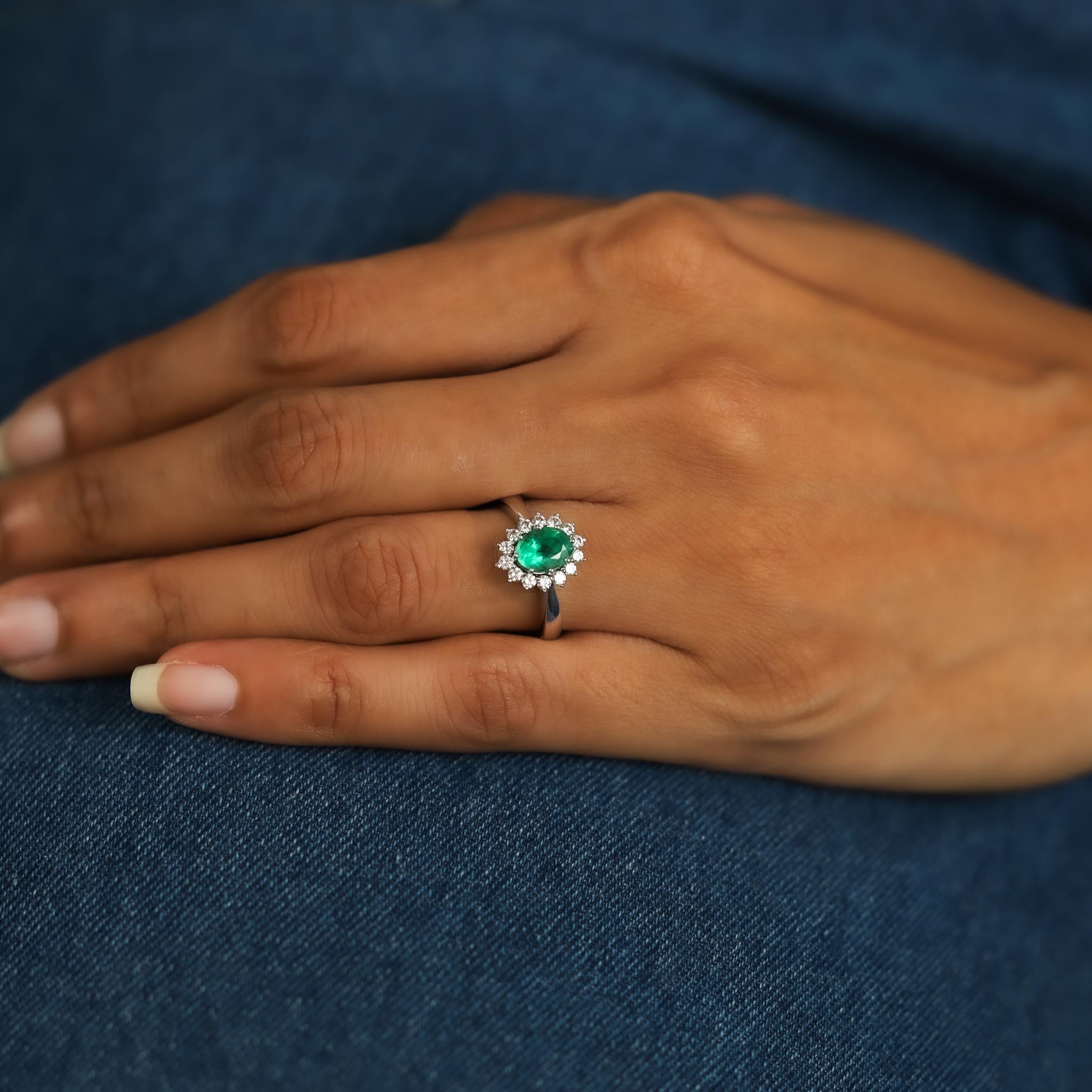 1,06ct Natürlicher Ovalschliff Smaragd & Diamant Halo Verlobungsring in 18K Weißgold im Angebot 5