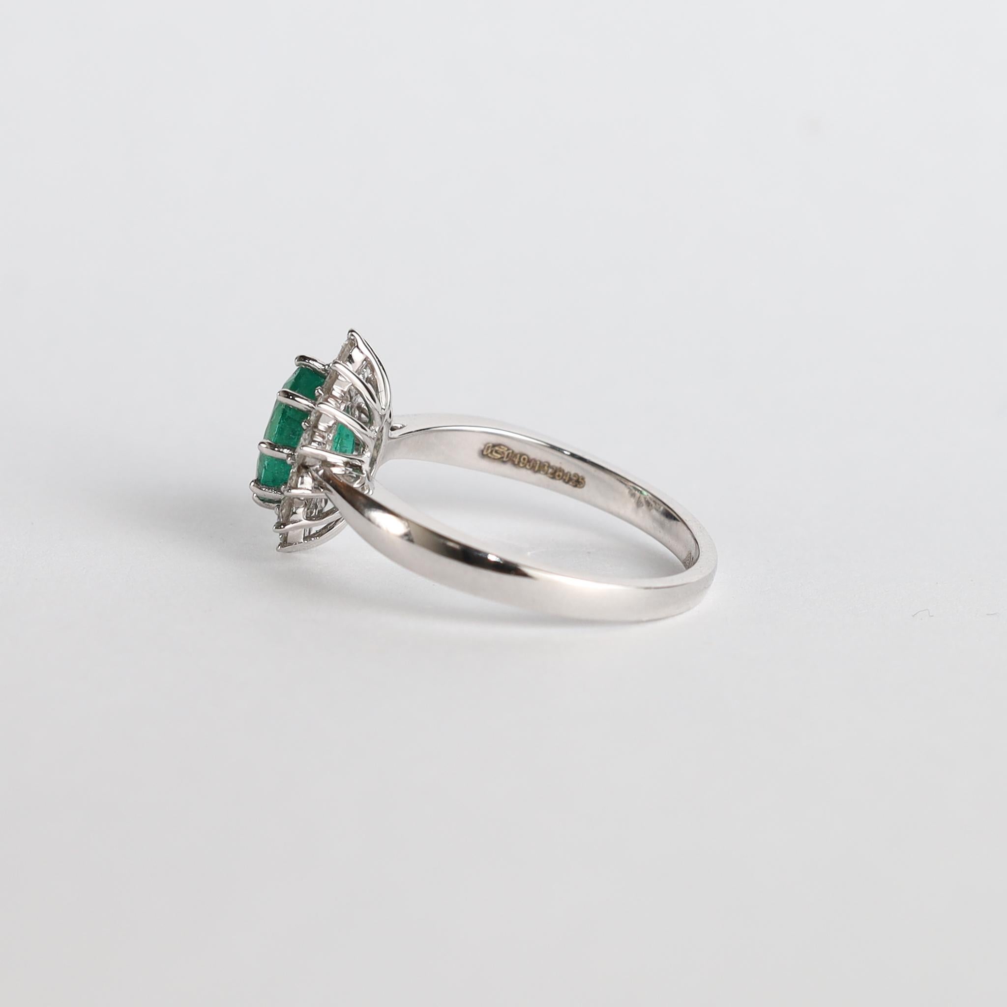 1,06ct Natürlicher Ovalschliff Smaragd & Diamant Halo Verlobungsring in 18K Weißgold im Angebot 1