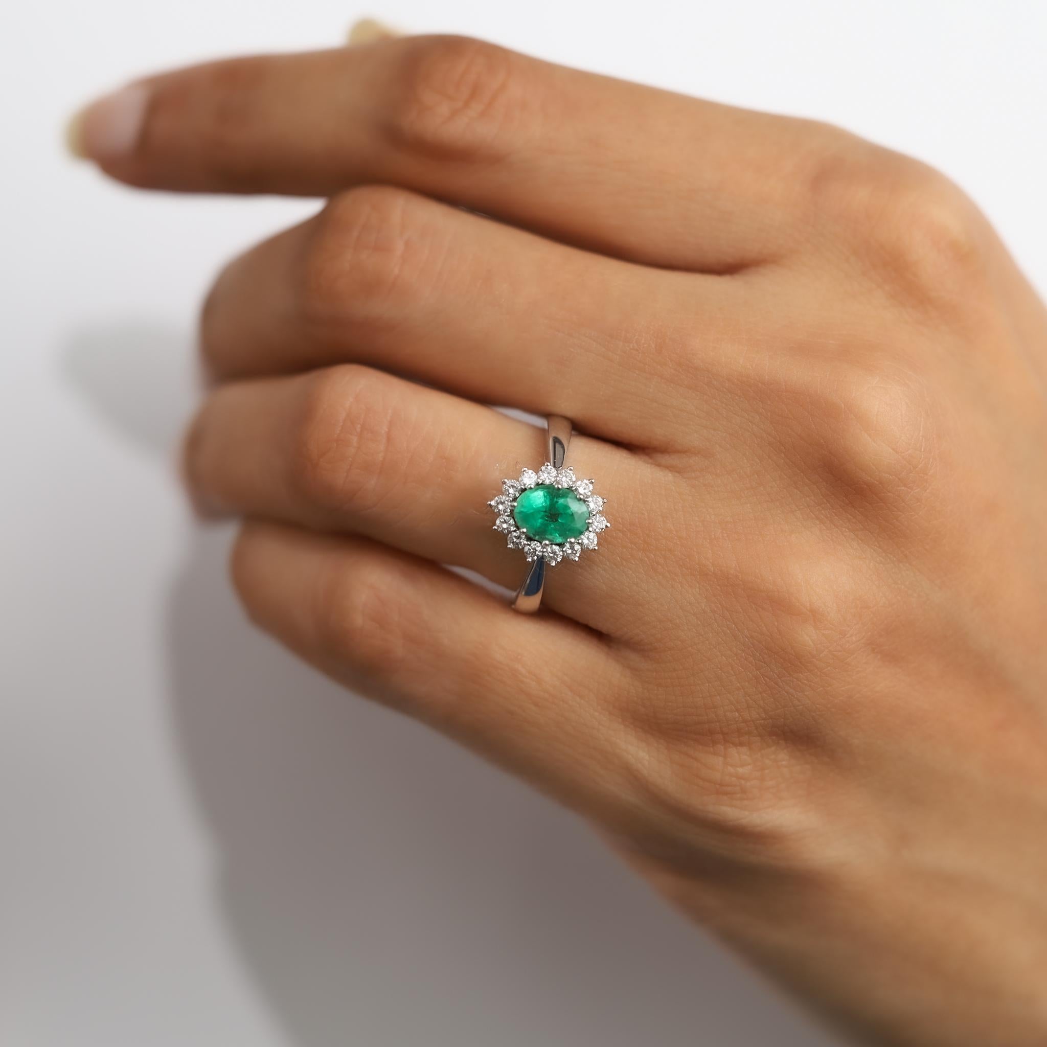 1,06ct Natürlicher Ovalschliff Smaragd & Diamant Halo Verlobungsring in 18K Weißgold im Angebot 2