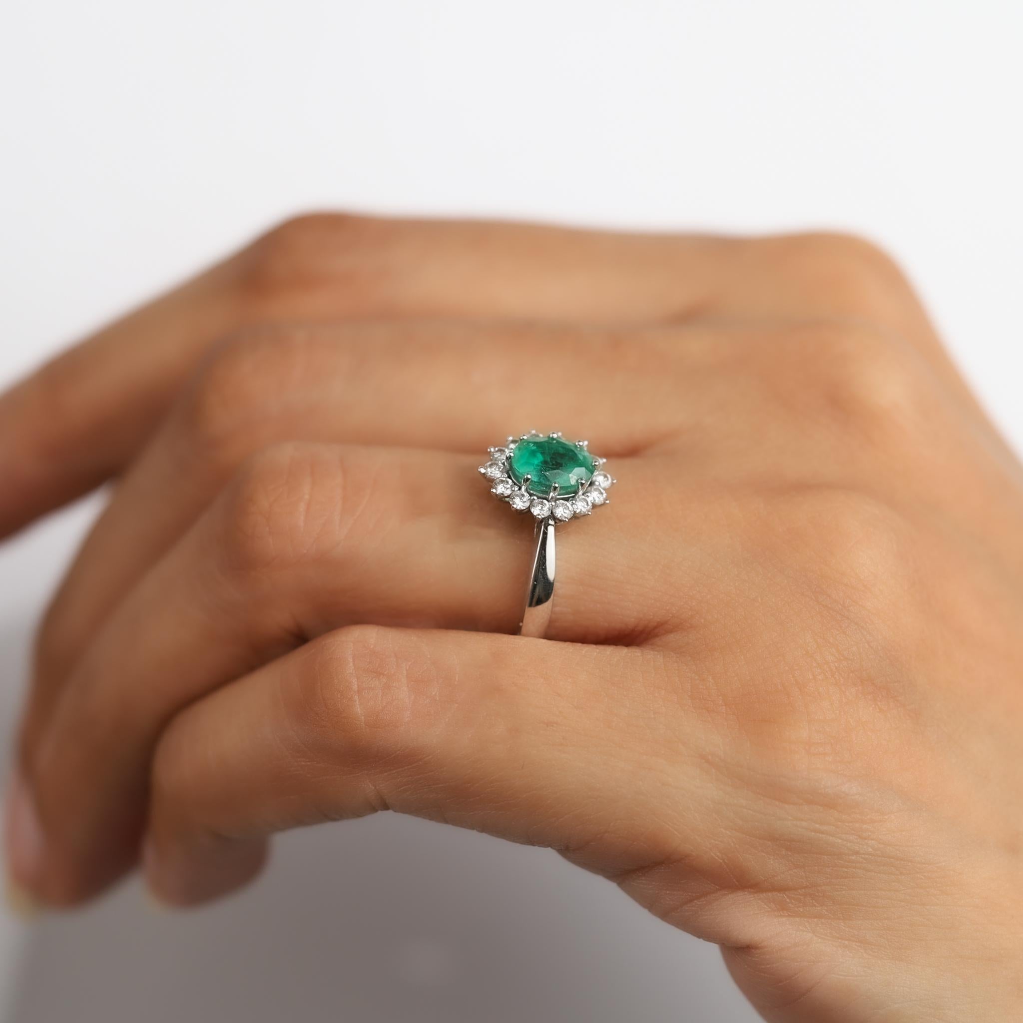 1,06ct Natürlicher Ovalschliff Smaragd & Diamant Halo Verlobungsring in 18K Weißgold im Angebot 3