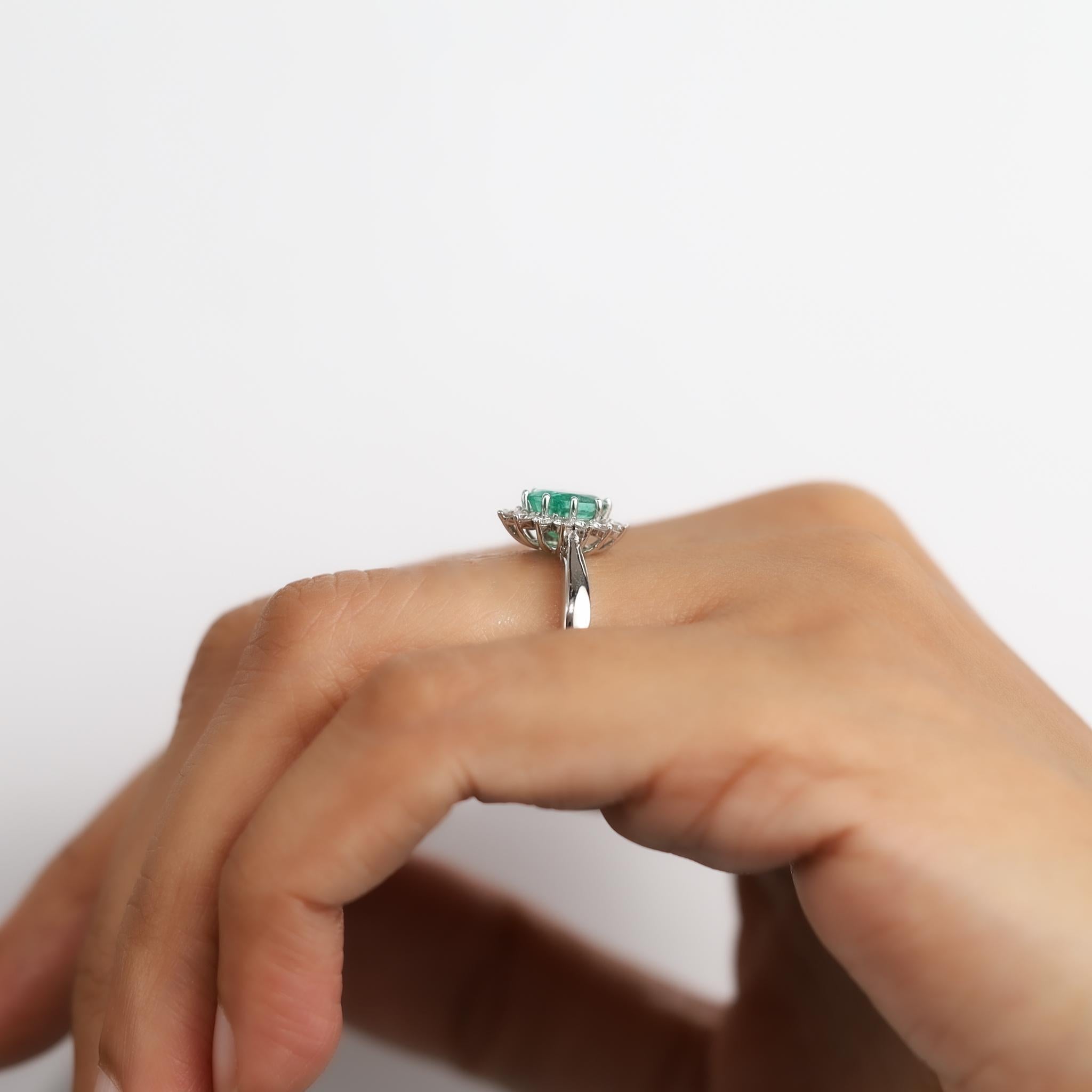 1,06ct Natürlicher Ovalschliff Smaragd & Diamant Halo Verlobungsring in 18K Weißgold im Angebot 4