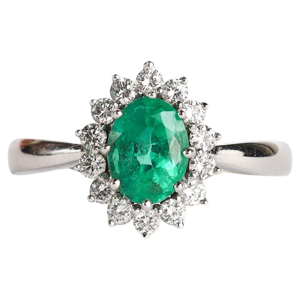Bague de fiançailles en or blanc 18 carats avec émeraude ovale naturelle de 1,06 ct et halo de diamants