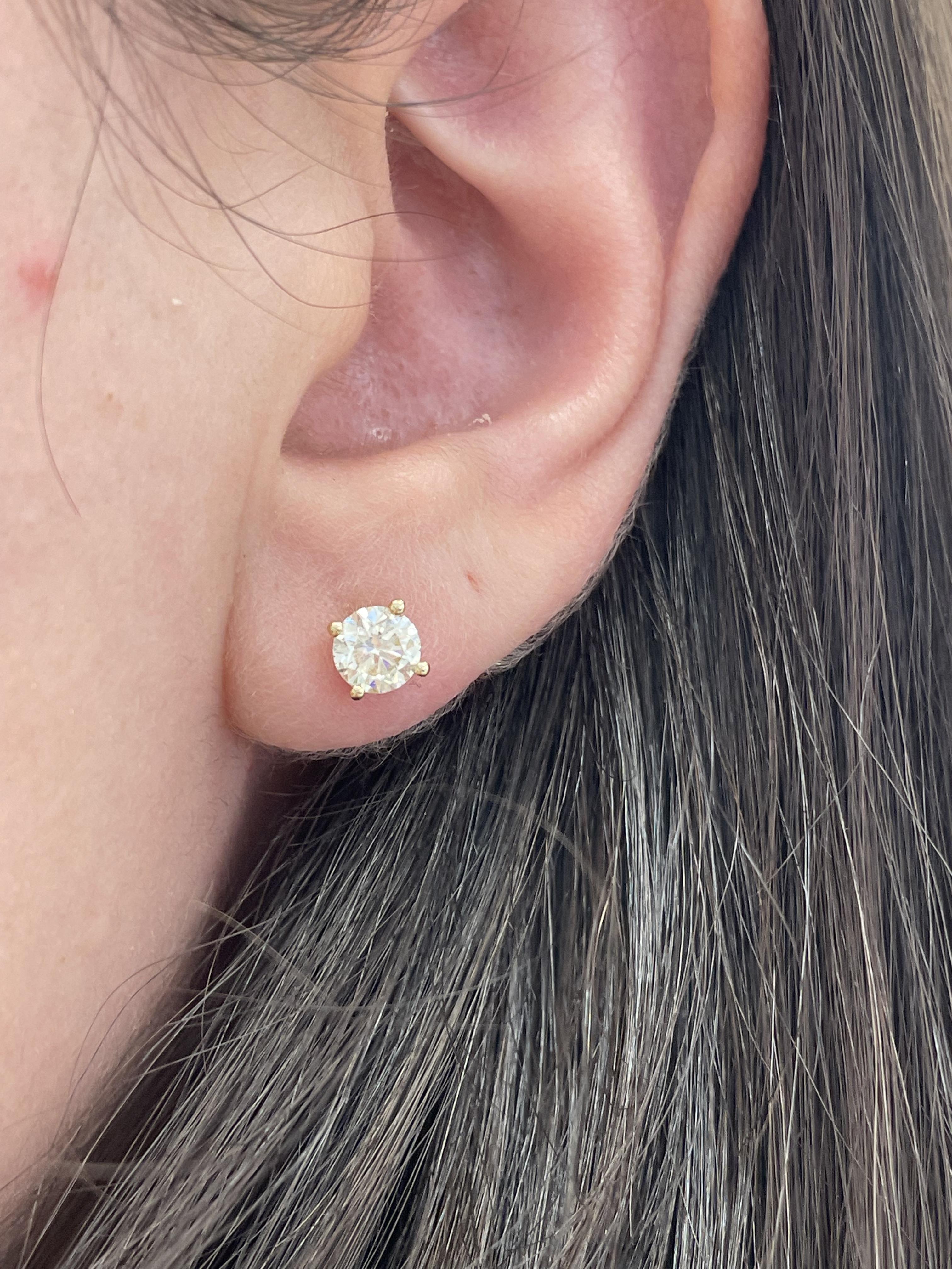 Classic diamond stud earrings.
Two matching round brilliant diamonds 1.06 carats total. Approximately I/J color and VS clarity. Four prong set, 18k yellow gold, 1.30 grams.
Accommodated with an up-to-date appraisal by a GIA G.G. once purchased, upon
