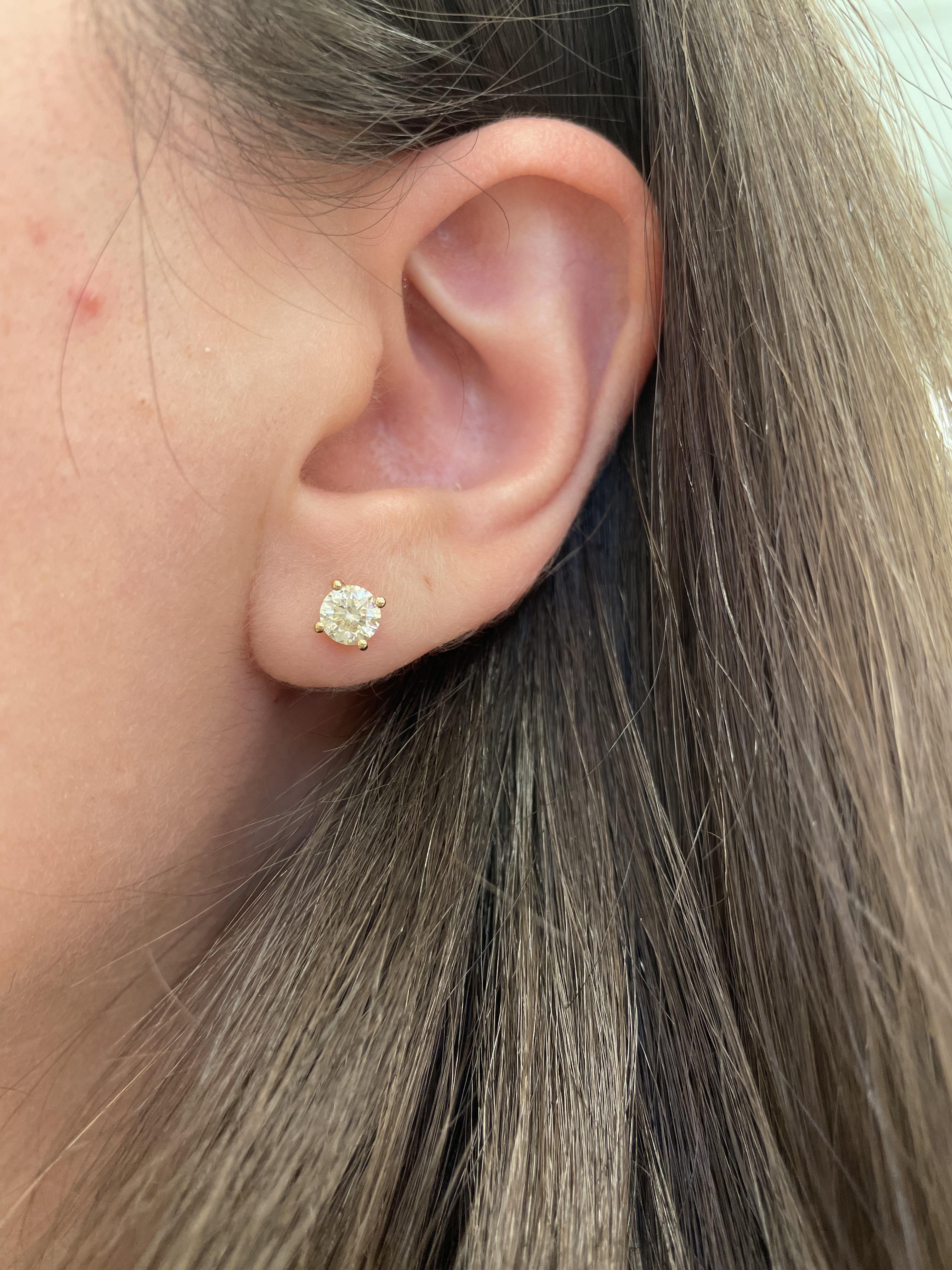 Classic diamond stud earrings.
Two matching round brilliant diamonds 1.04 carats total. Approximately I/J color and VS clarity. Four prong set, 18k yellow gold, 1.22 grams.
Accommodated with an up-to-date appraisal by a GIA G.G. once purchased, upon