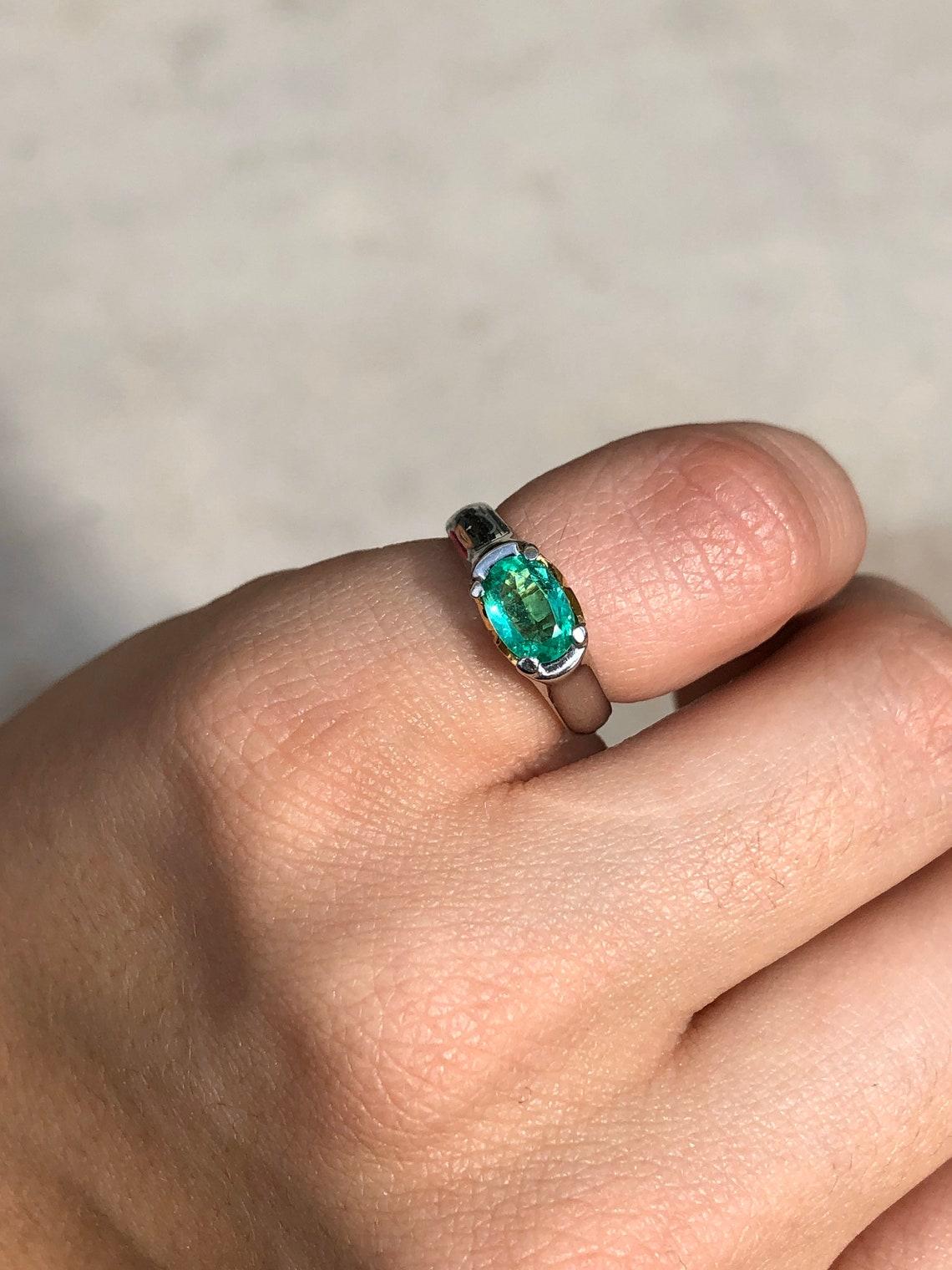 Modern 1.06cts Plat 18K Colombian Emerald-Oval Cut Solitaire Gold Ring For Sale