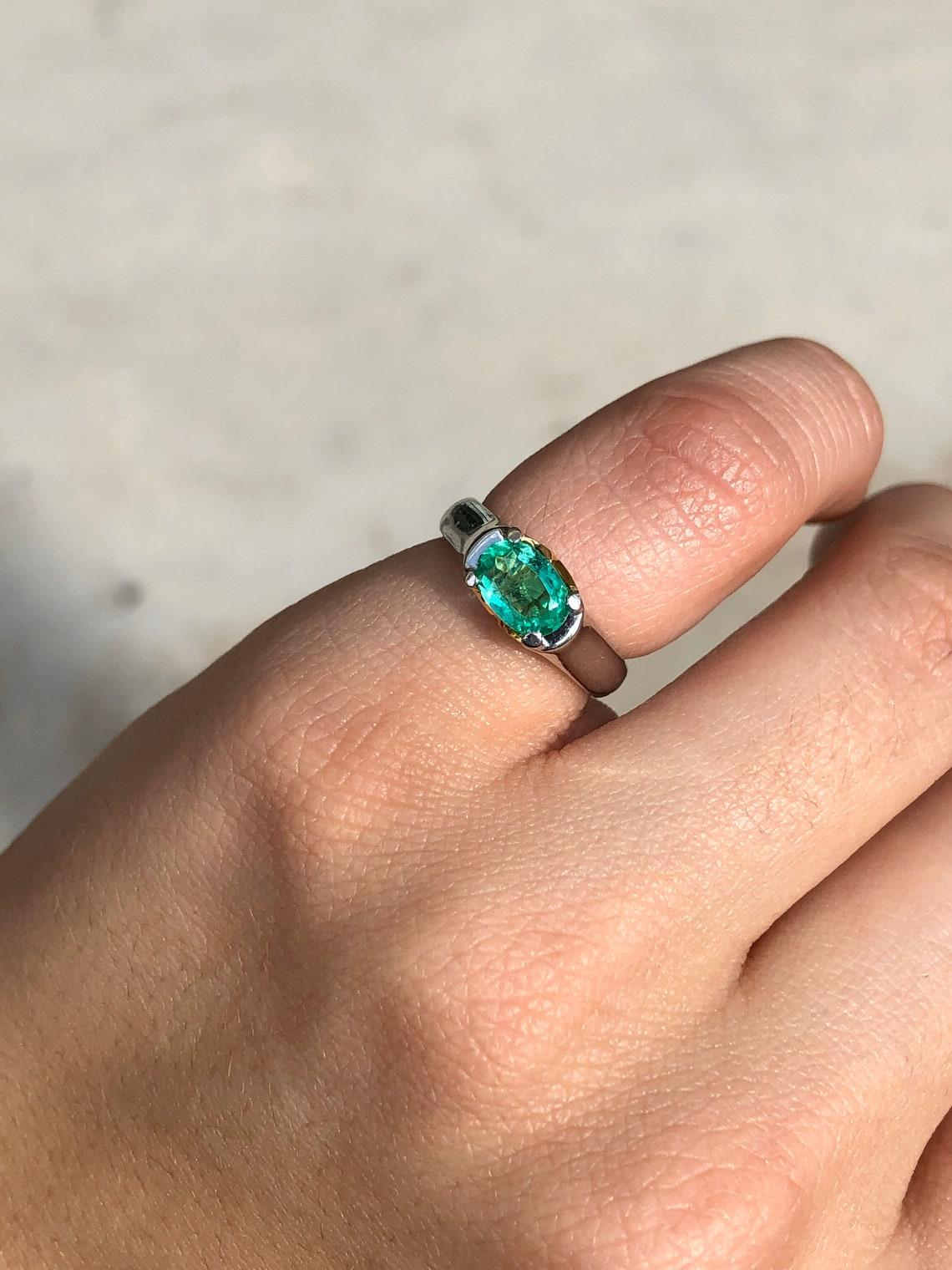 1.06cts Plat 18K Colombian Emerald-Oval Cut Solitaire Gold Ring In New Condition For Sale In Jupiter, FL