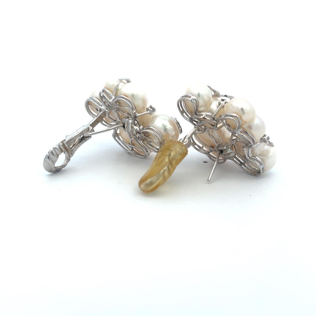 Orecchini a clip in oro bianco 18 carati con perle da 10,7-15 mm e diamanti rotondi da 0,55 carati in vendita 5