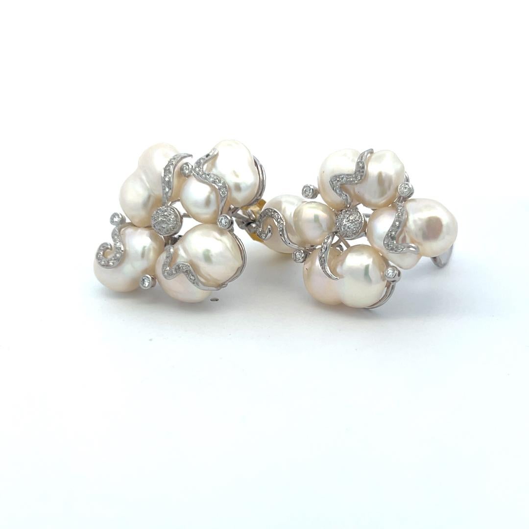 Orecchini a clip in oro bianco 18 carati con perle da 10,7-15 mm e diamanti rotondi da 0,55 carati in vendita 8