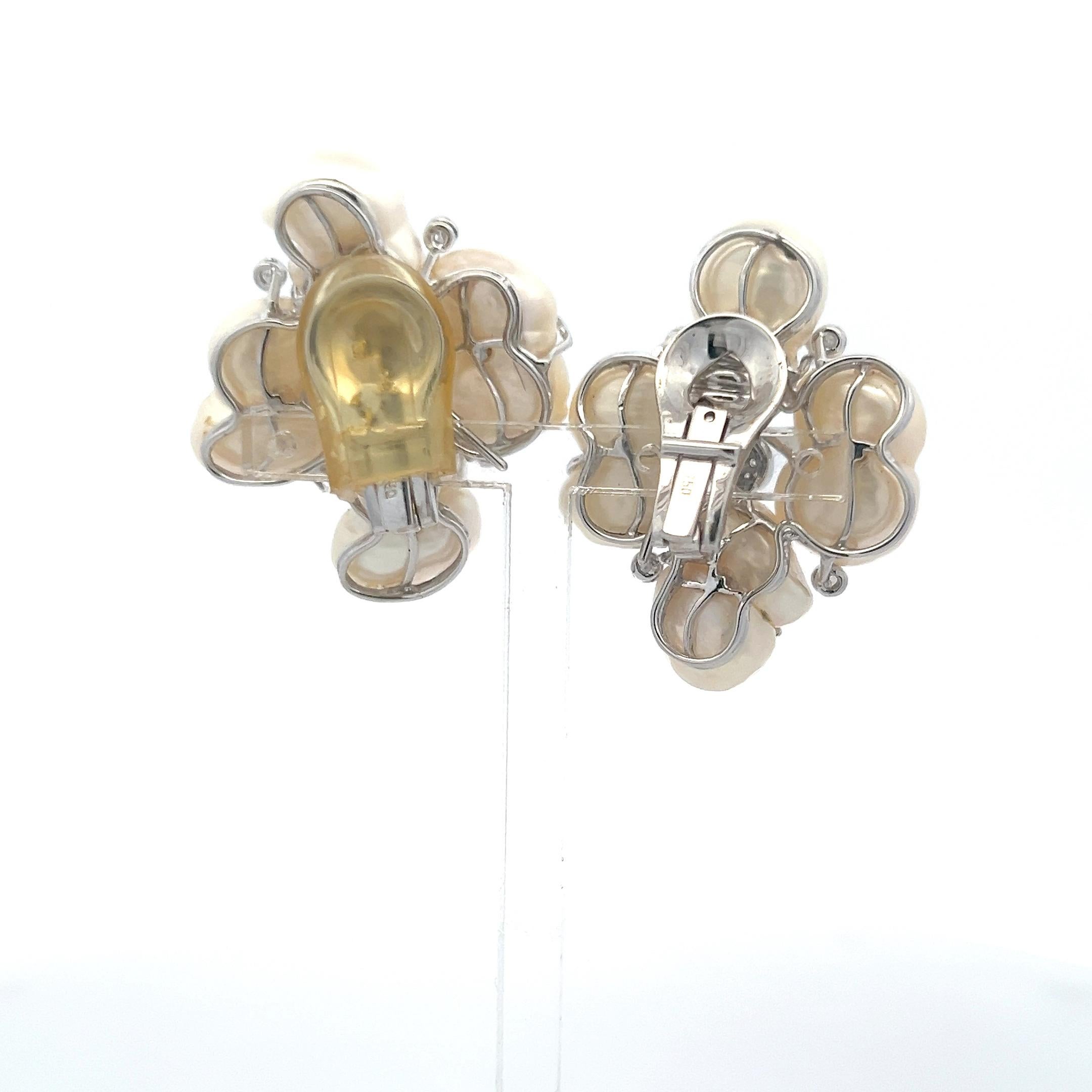 Taglio brillante Orecchini a clip in oro bianco 18 carati con perle da 10,7-15 mm e diamanti rotondi da 0,55 carati in vendita
