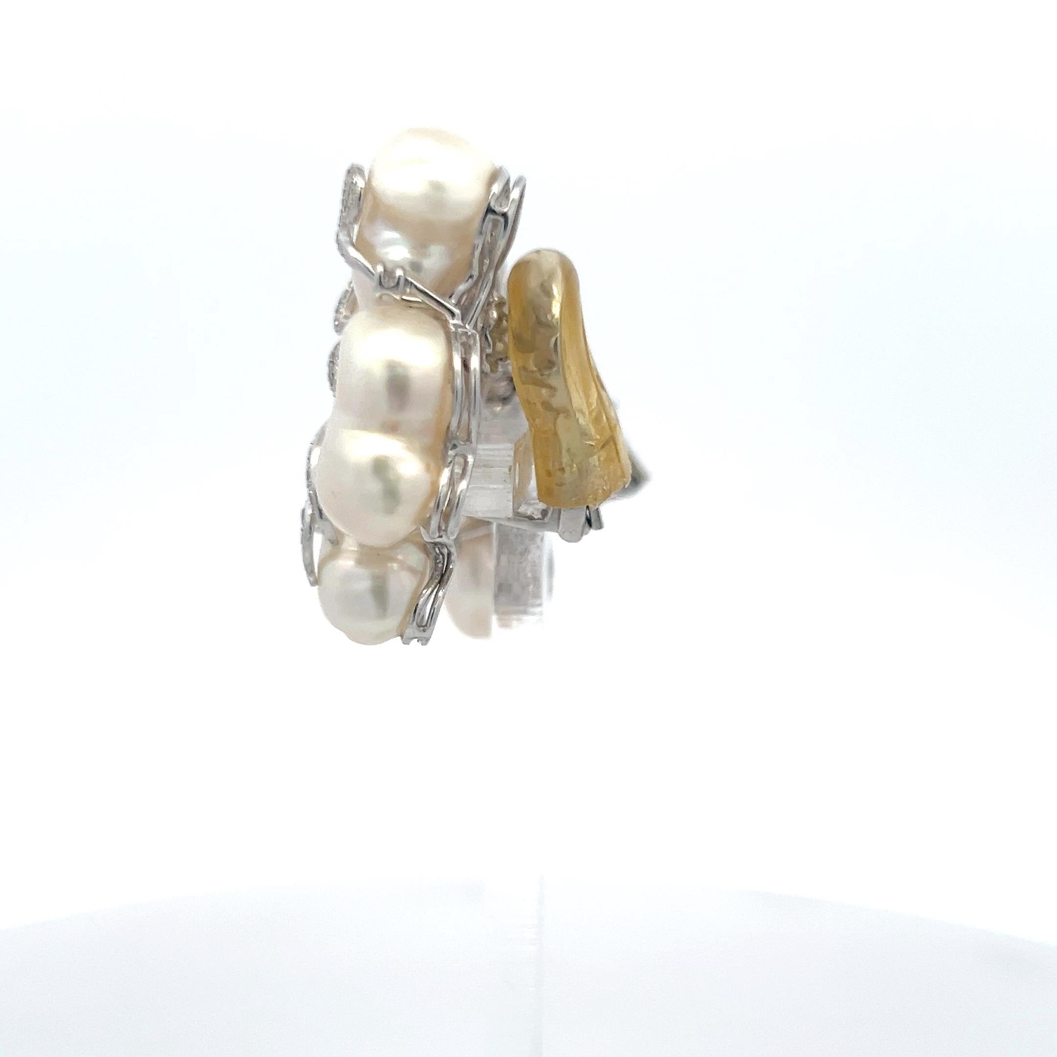 Orecchini a clip in oro bianco 18 carati con perle da 10,7-15 mm e diamanti rotondi da 0,55 carati In condizioni buone in vendita a New York, NY