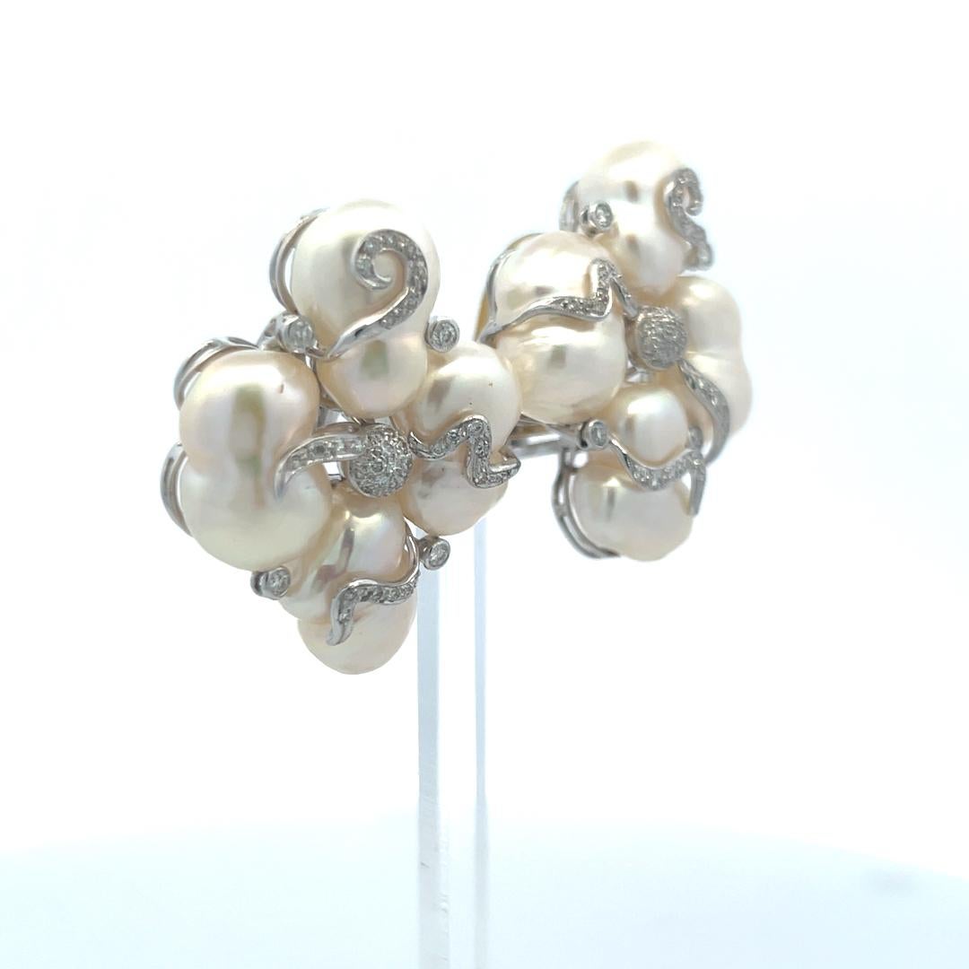 Orecchini a clip in oro bianco 18 carati con perle da 10,7-15 mm e diamanti rotondi da 0,55 carati in vendita 1