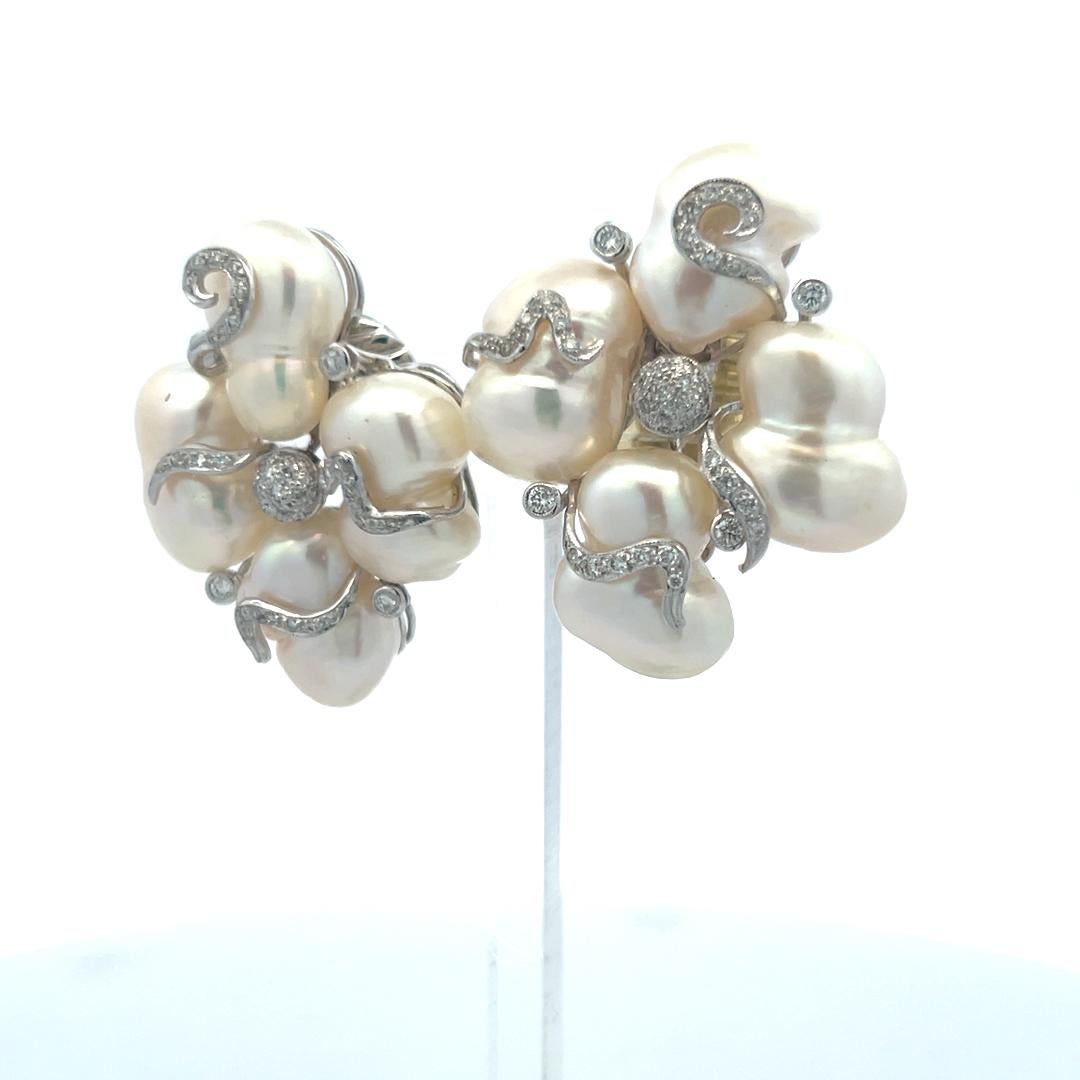 Orecchini a clip in oro bianco 18 carati con perle da 10,7-15 mm e diamanti rotondi da 0,55 carati in vendita 2