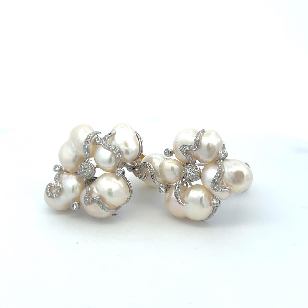 Orecchini a clip in oro bianco 18 carati con perle da 10,7-15 mm e diamanti rotondi da 0,55 carati in vendita 3