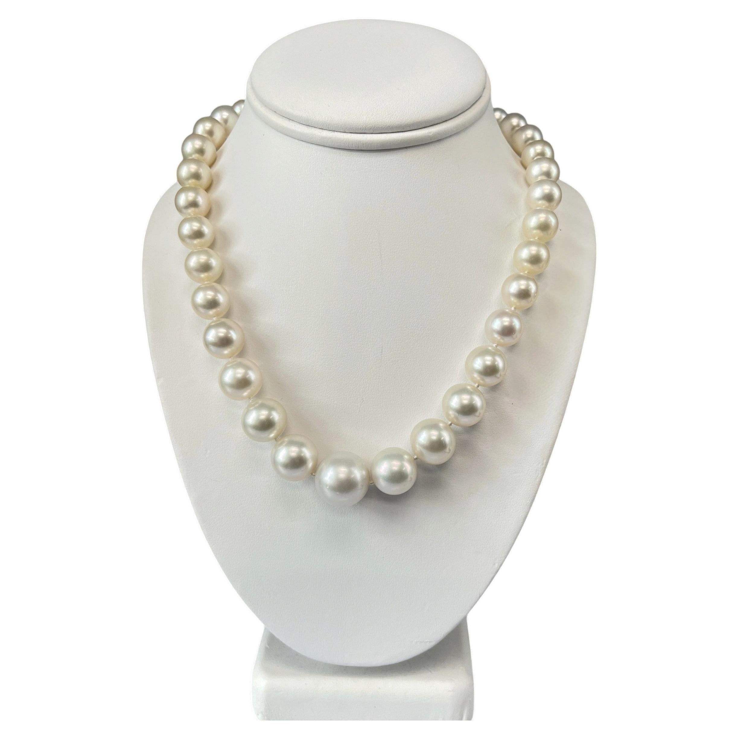 Collier de perles des Mers du Sud de 10,7 à 16,2 mm avec fermoir en or 18 carats et diamants