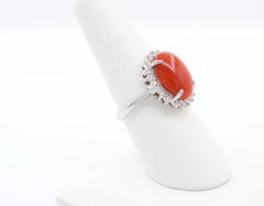 Bague de cocktail en or blanc 18 carats avec halo de corail et de diamants de 1,07 carat
