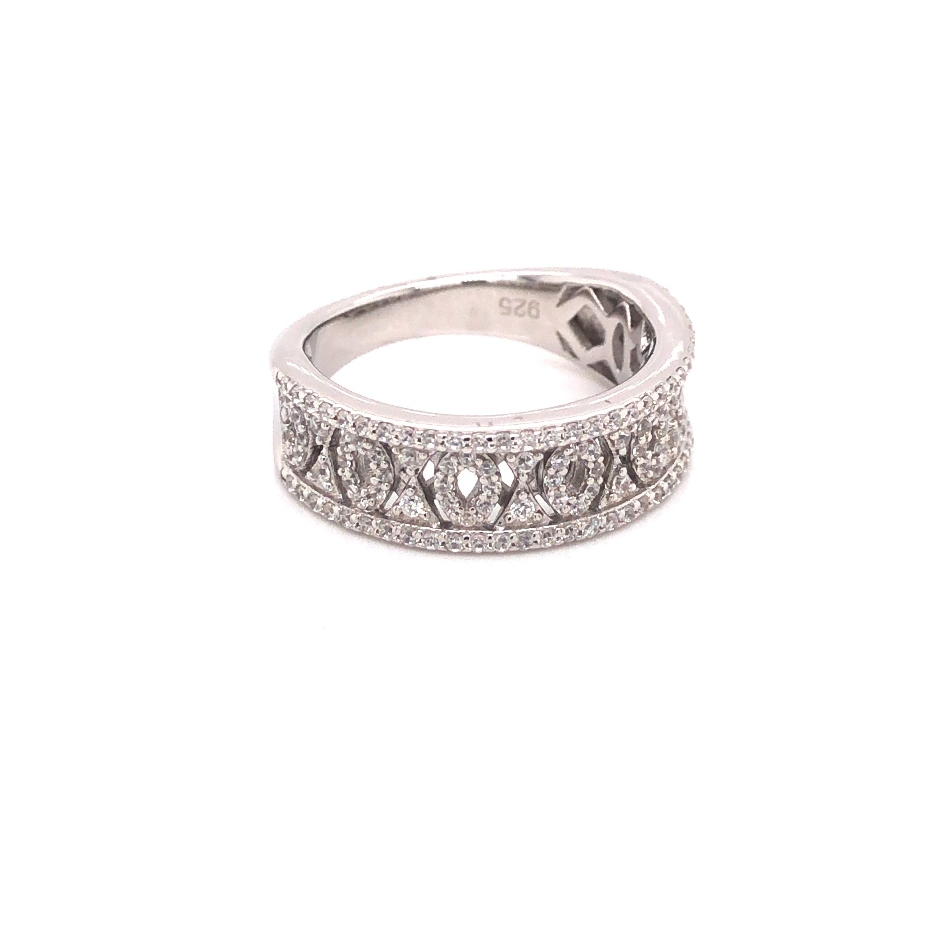 Eine perfekte Mischung aus klassischem und modernem Design. Dieser wunderschöne Ring wäre ein atemberaubender Ehering oder einfach ein atemberaubender Ring für jede Gelegenheit. 

Der runde Brillantschliff von 1,07 ct. ist in Sterlingsilber gefasst