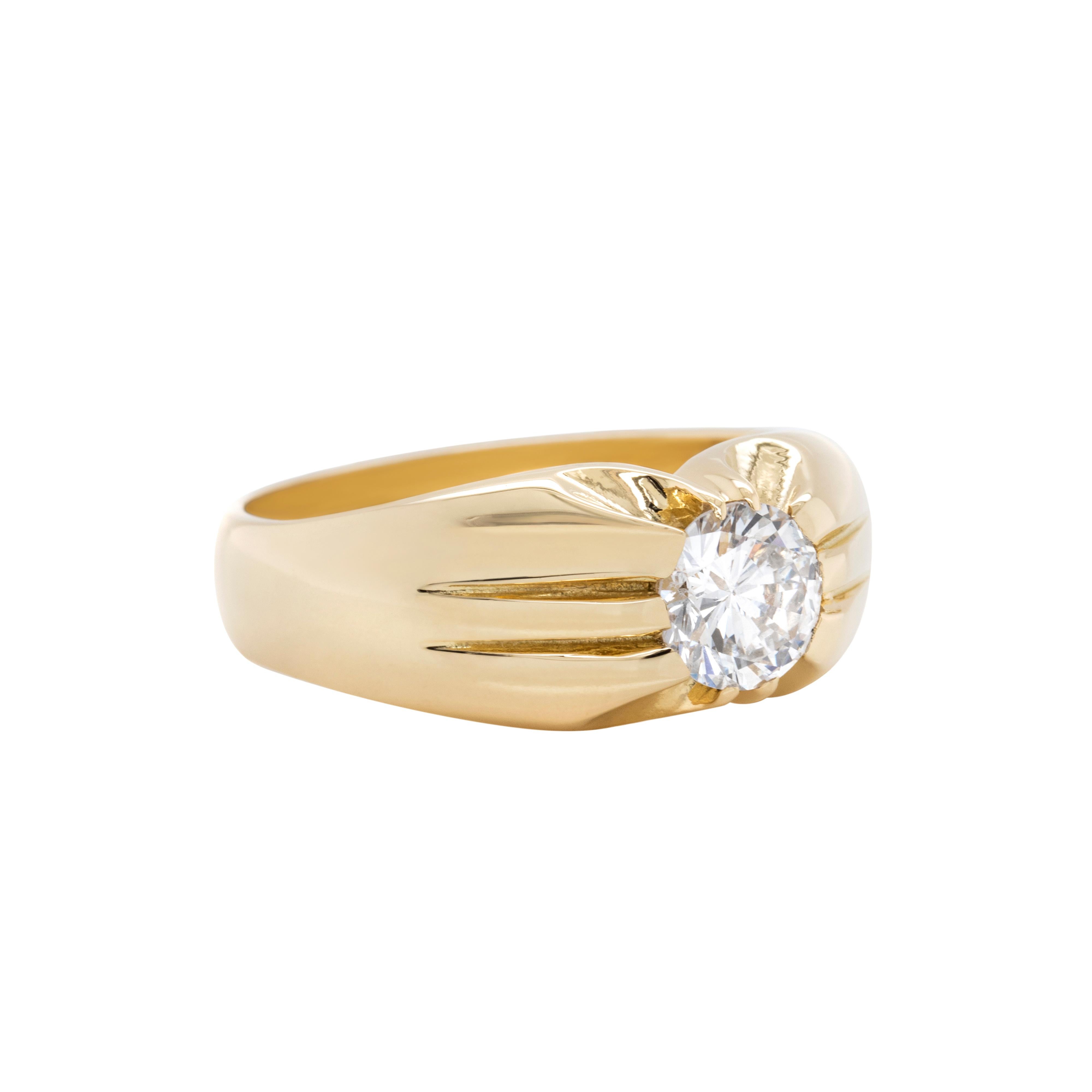 This classic design gents ring is wonderfully set with a 1.07 carat round brilliant cut diamond set in a 10 claw, open back setting. The width of the 18 carat yellow gold ring measures 9.37mm, tapering to 4.43mm and weighs 9.64g. Hallmarked and