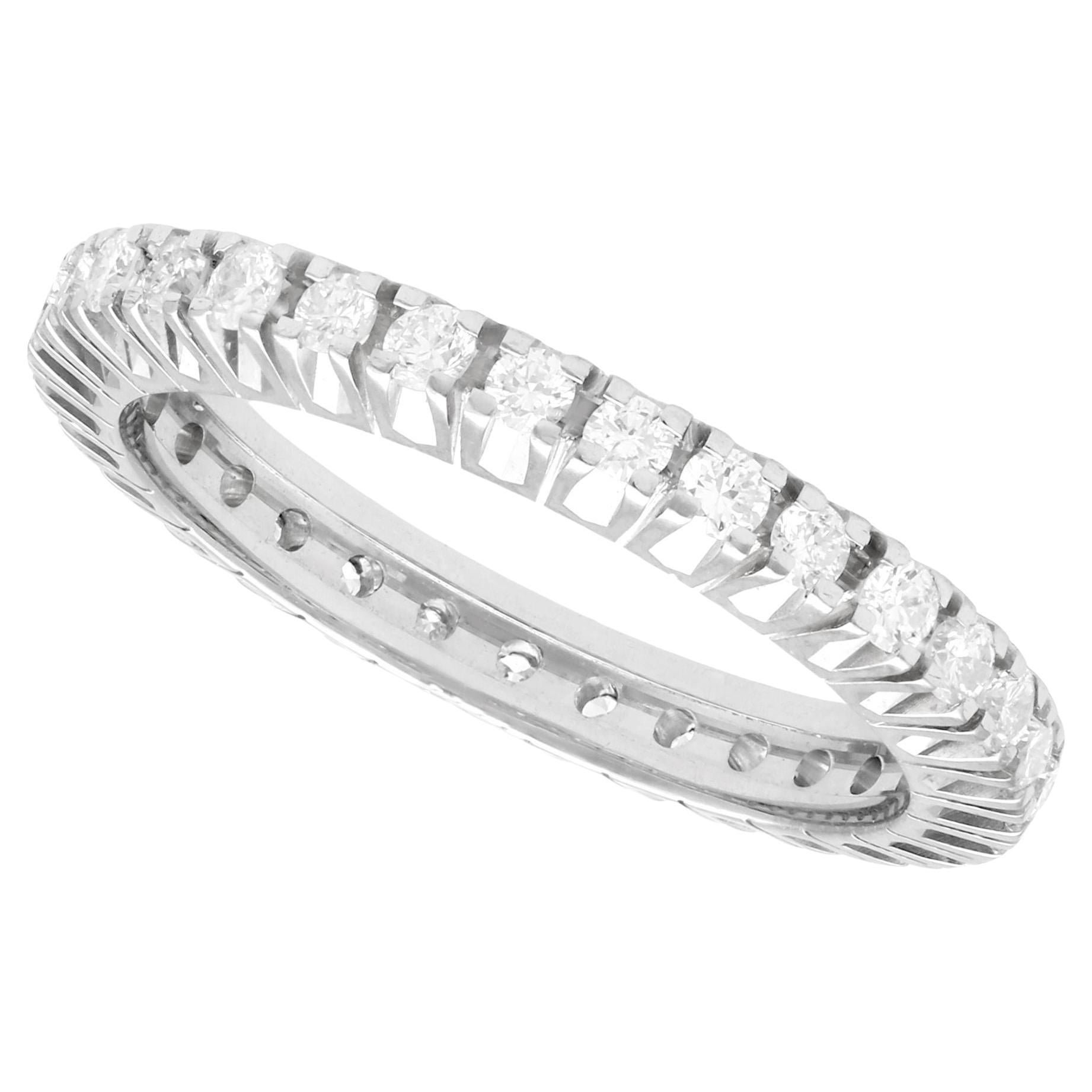 Anillo de compromiso de eternidad de oro blanco y diamantes de 1.07 quilates
