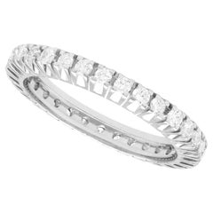 Anillo de compromiso de eternidad de oro blanco y diamantes de 1.07 quilates