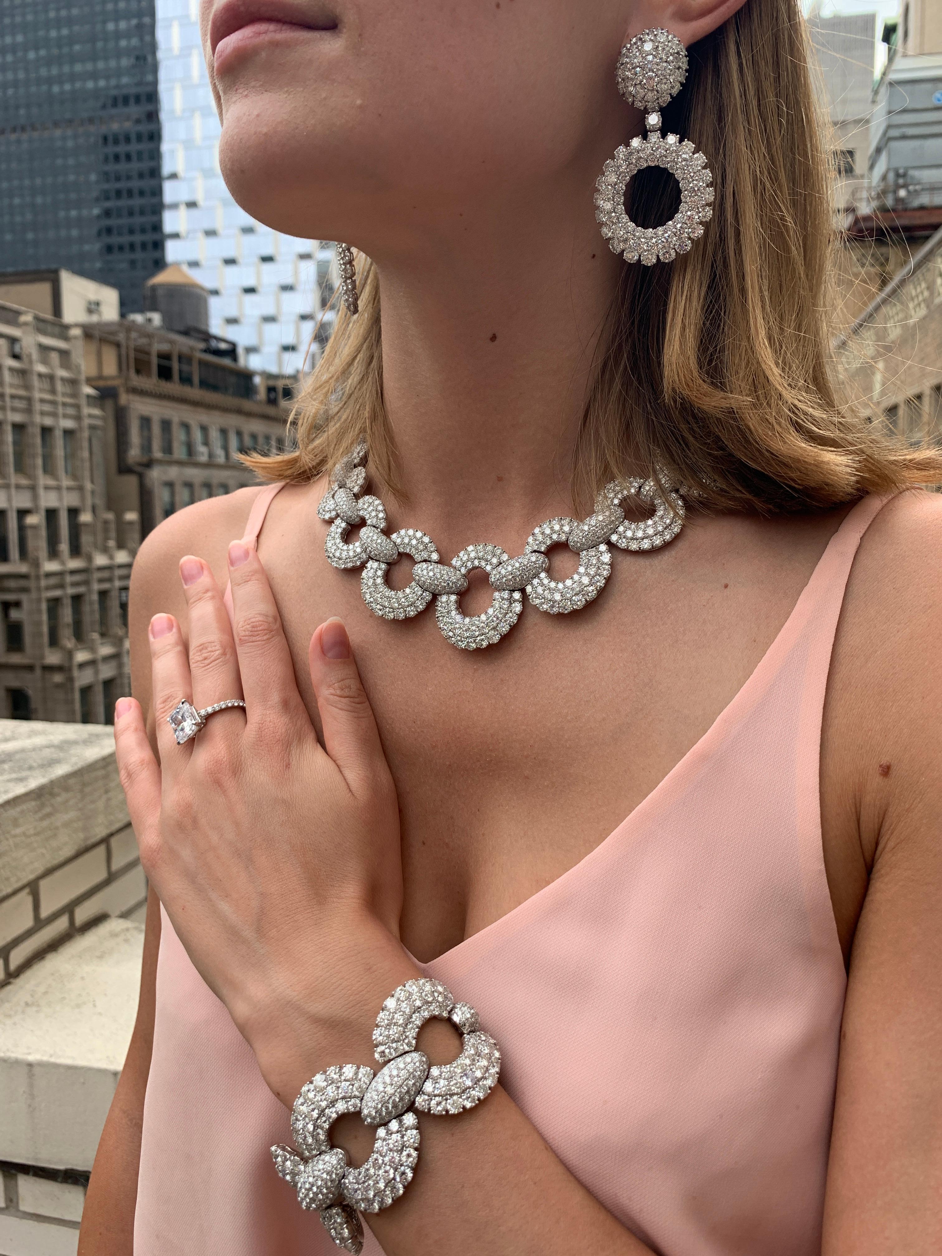 Magnifique collier en or blanc 18 carats, composé de diamants ronds de taille brillant, tous de qualité Collectional, reliés par 19 cercles, totalisant 107 carats. 
(a également des boucles d'oreilles et un bracelet assortis)

