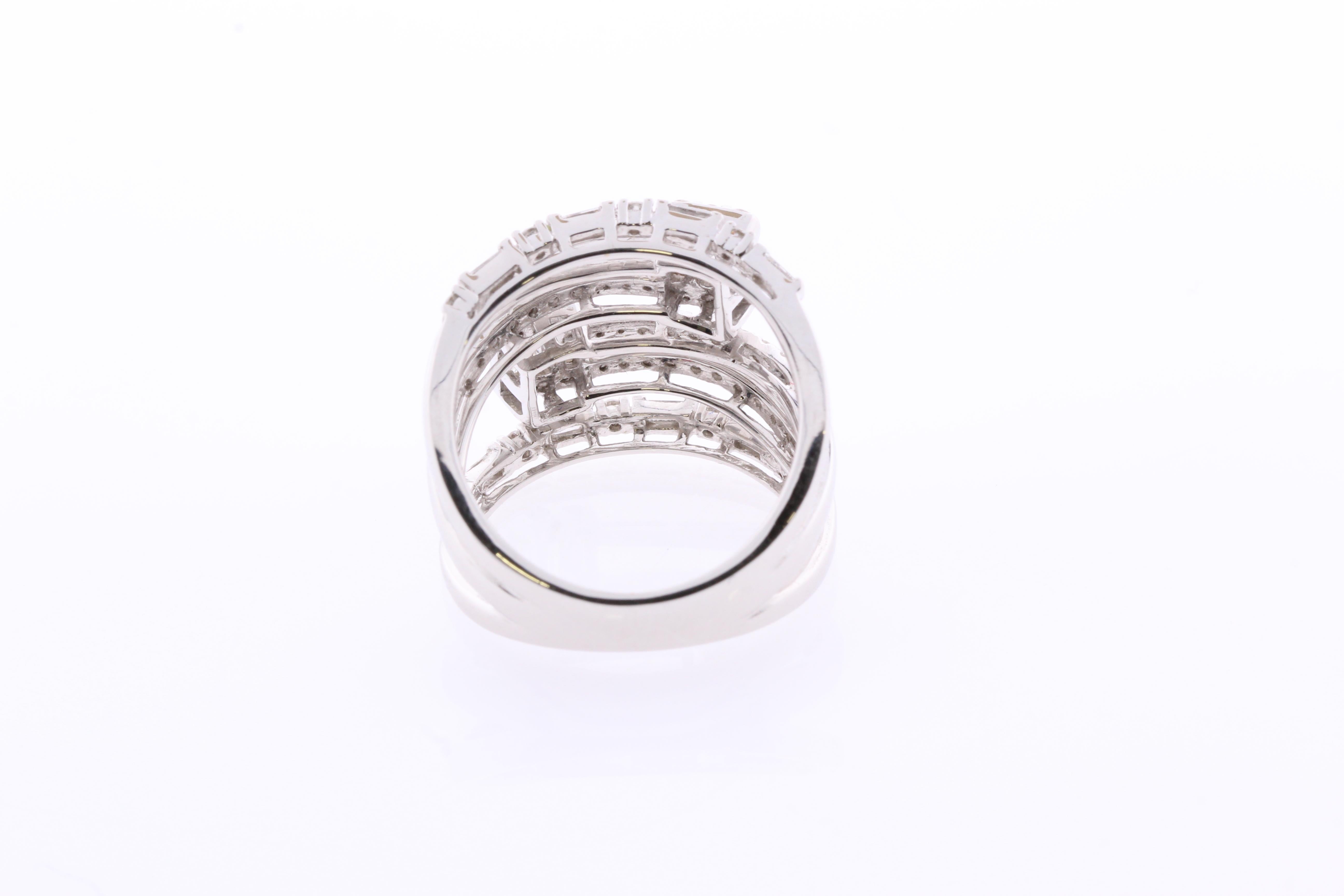 1.07 Carat Diamond Wedding Ring in 18 Karat Gold In New Condition For Sale In Bangkok, 10