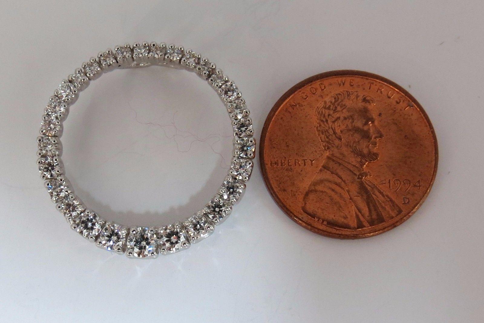 Cercle gradué, plus grand du côté sud.

1.07ct. de diamants ronds Pendentif.

 Diamants ronds brillants pleine taille.

 Vs-2  La clarté. 

G- couleur.

or blanc 14kt 

Diamètre : 0,91 pouce.

2.7 grammes.

Accepte une chaîne de 2,5 mm (non