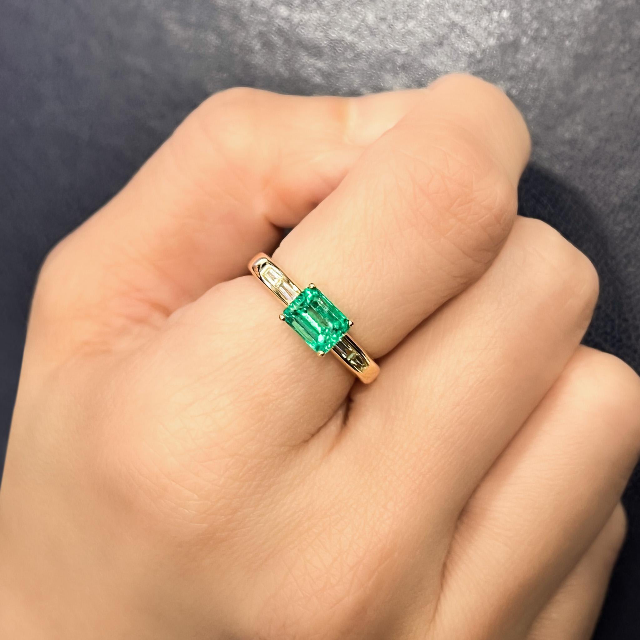 1.07 Carat Emerald & Baguette Diamond East West 18K Gold Ring Moderno en venta