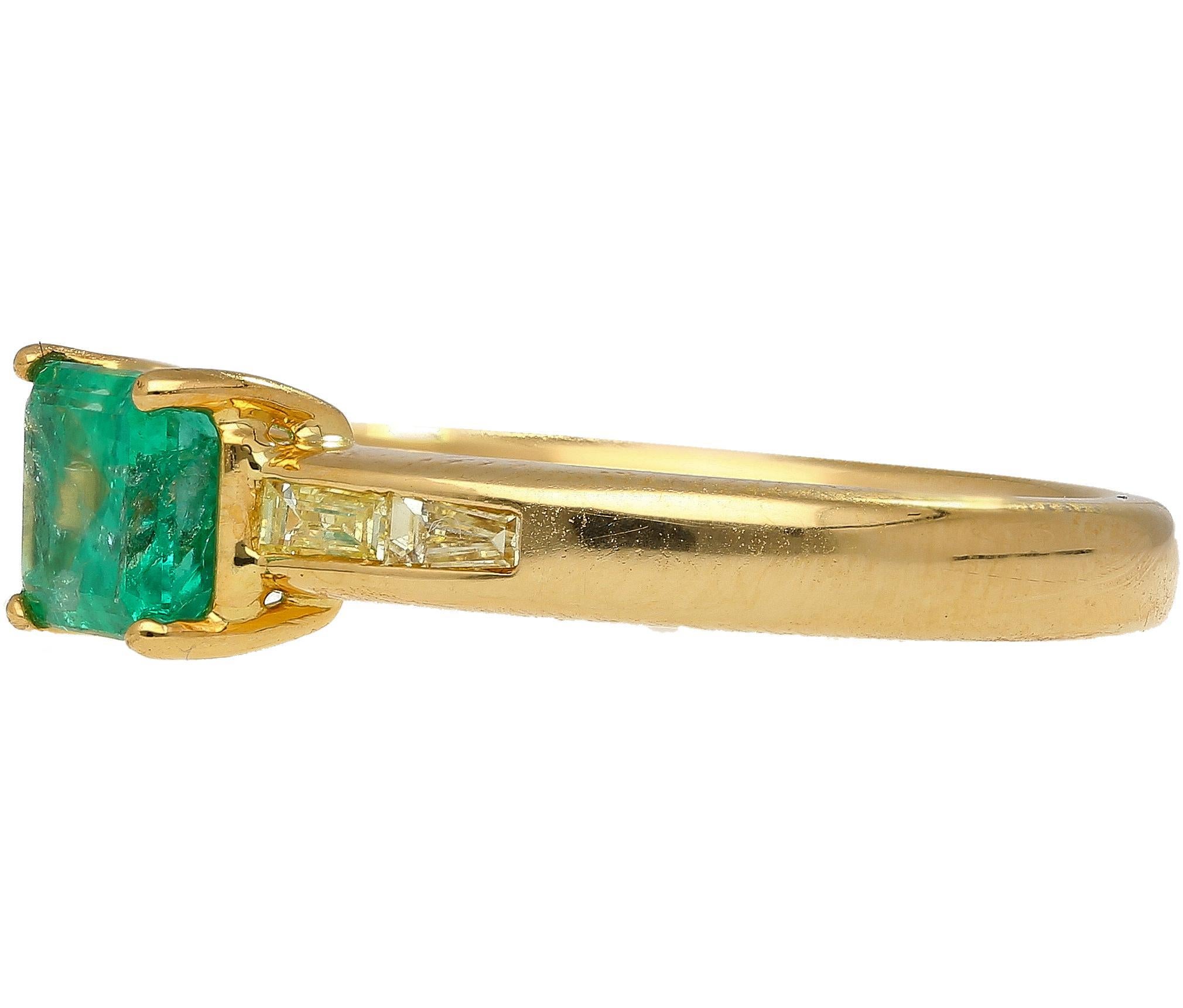 1.07 Carat Emerald & Baguette Diamond East West 18K Gold Ring Corte esmeralda en venta