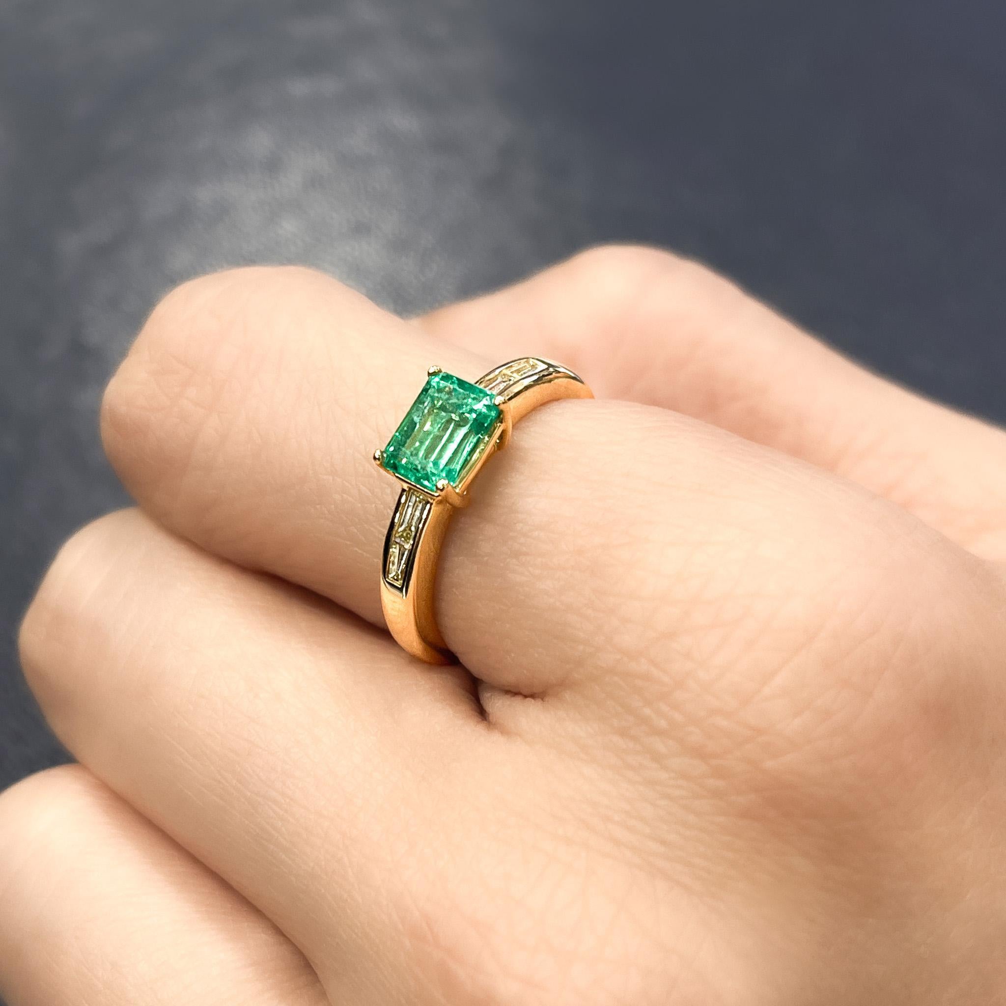 1.07 Carat Emerald & Baguette Diamond East West 18K Gold Ring en Nuevo estado para la venta en Miami, FL
