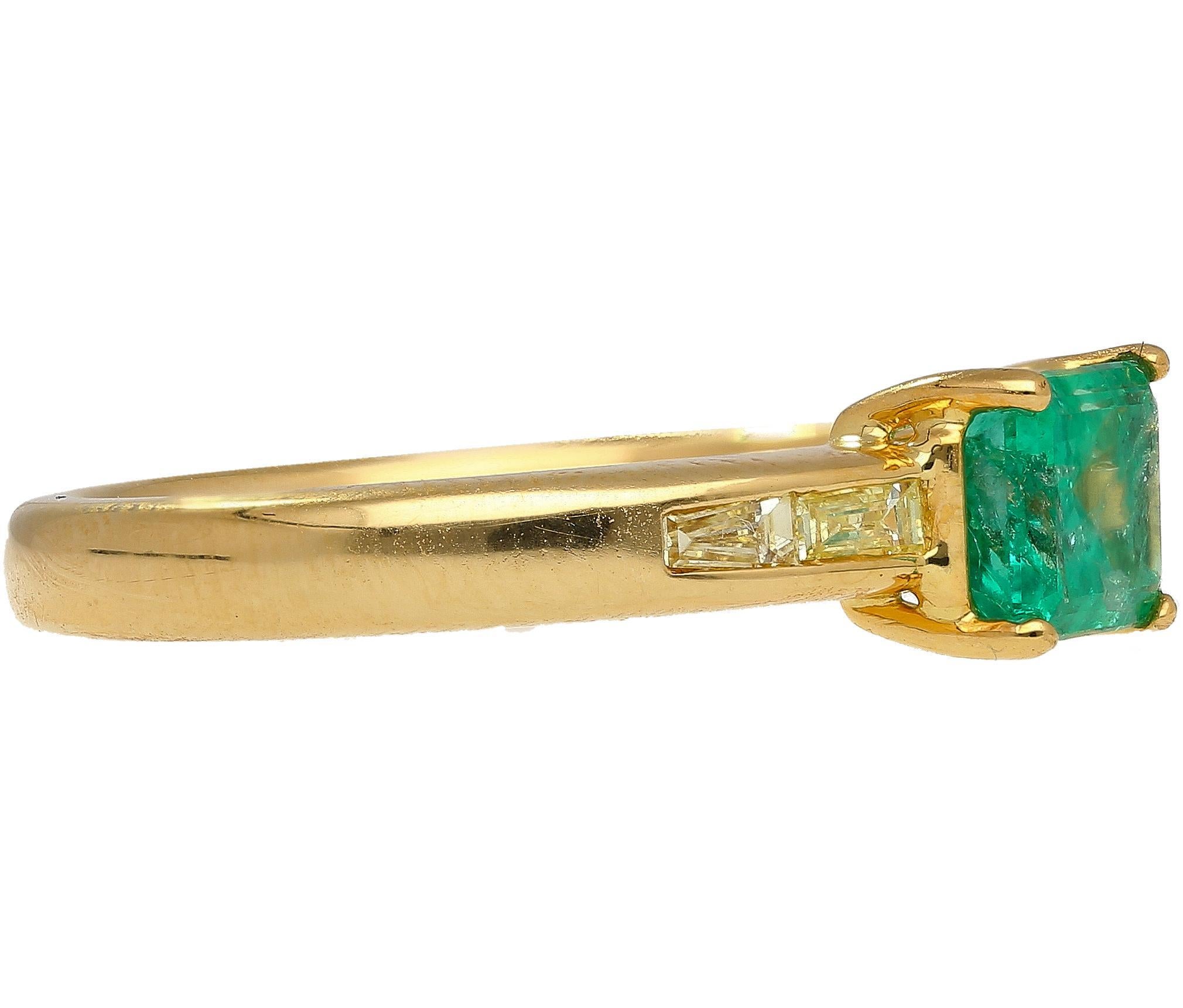 De las mujeres 1.07 Carat Emerald & Baguette Diamond East West 18K Gold Ring en venta