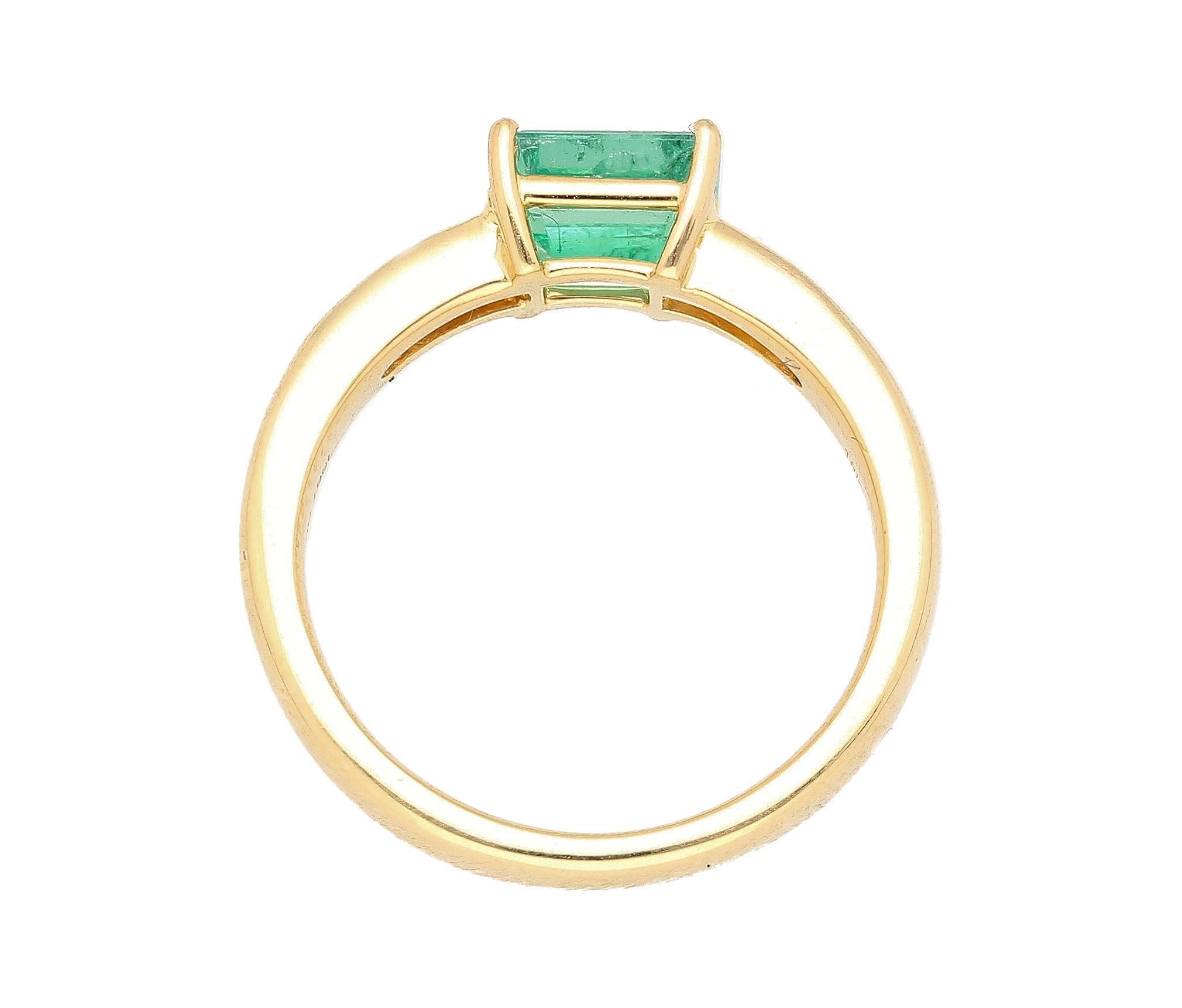 1.07 Carat Emerald & Baguette Diamond East West 18K Gold Ring en venta 1