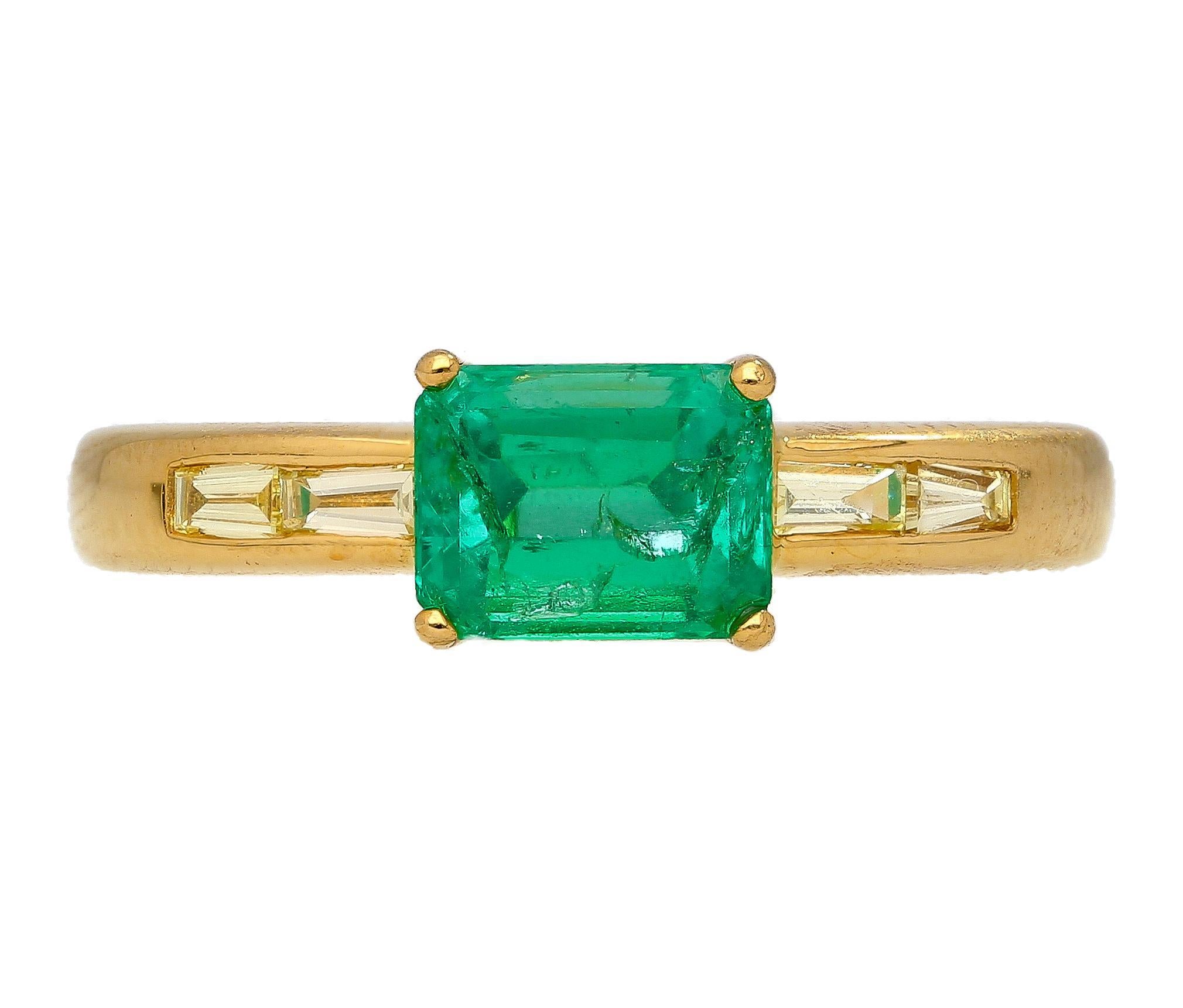 1.07 Carat Emerald & Baguette Diamond East West 18K Gold Ring en venta 2