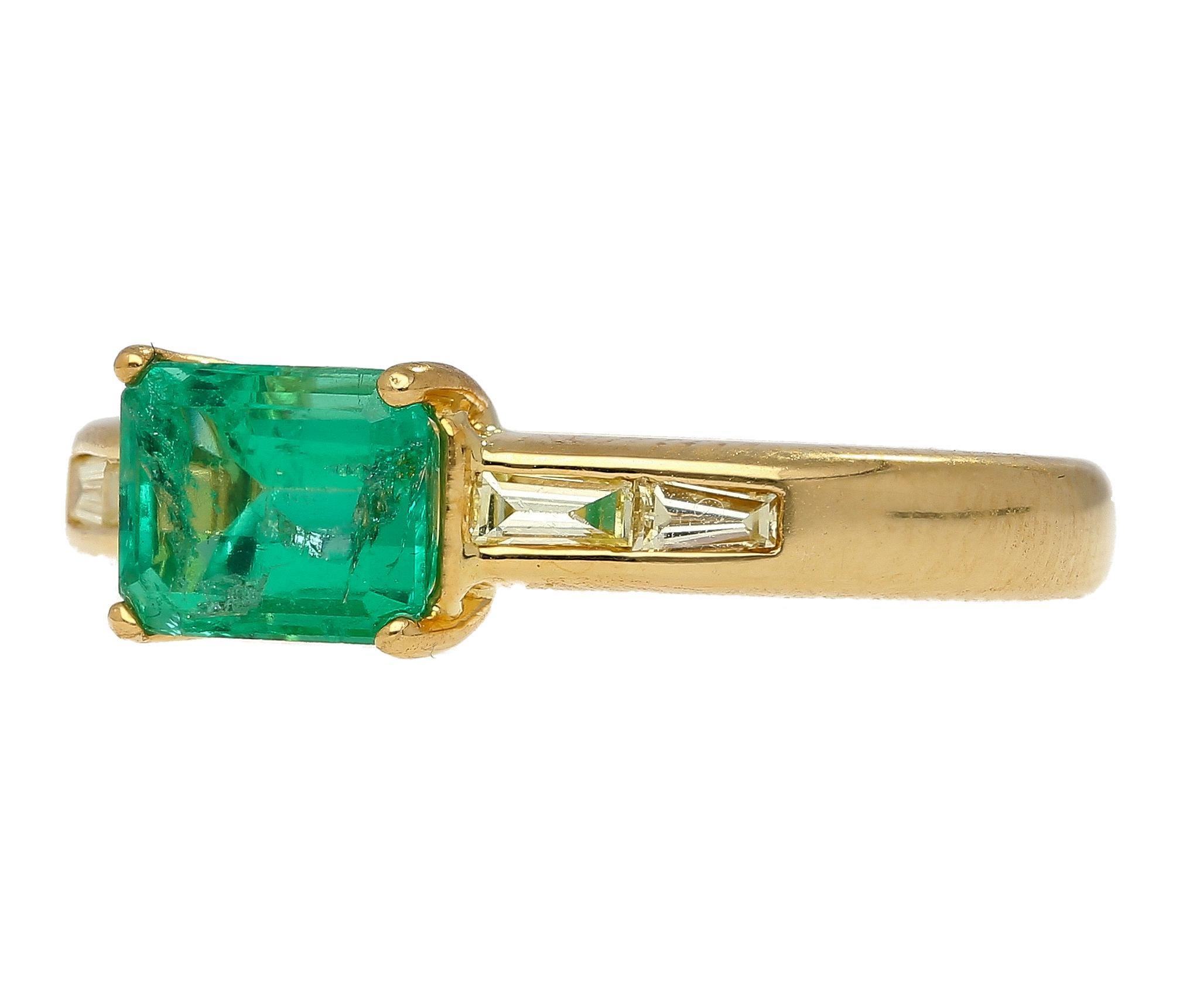 1.07 Carat Emerald & Baguette Diamond East West 18K Gold Ring en venta 3