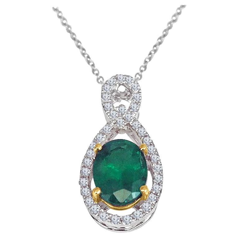 Dieser wunderschöne Anhänger hat einen 1,07 Karat schweren, oval geschliffenen Smaragd in der Mitte, der von runden weißen Diamanten umgeben ist. Weitere runde Diamanten befinden sich am Bügel (Gesamtgewicht der Diamanten 0,24 Karat). Die Fassung