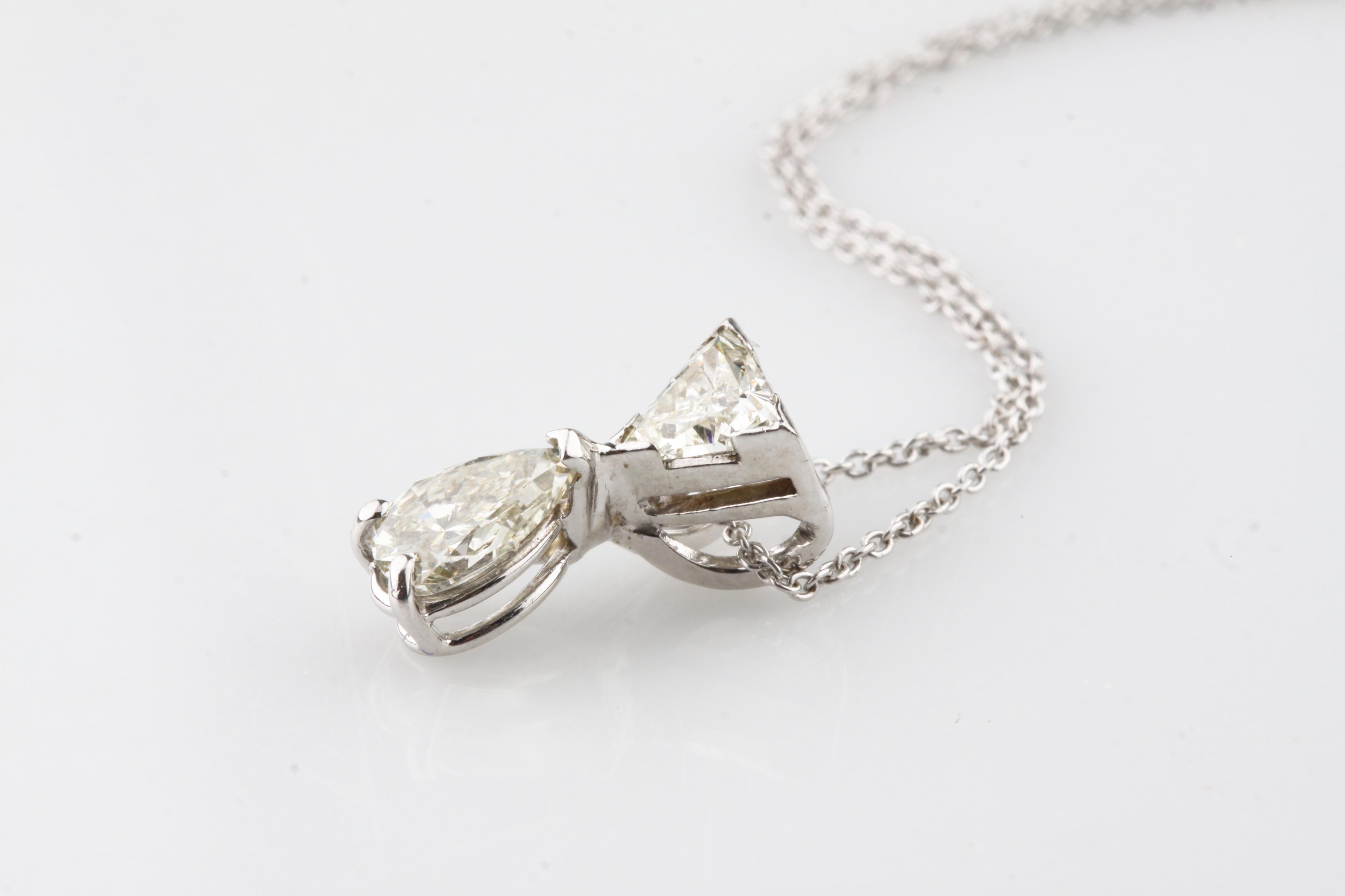 Bellissimo ciondolo con diamante in oro bianco 14k
Include una catena in oro bianco da 17