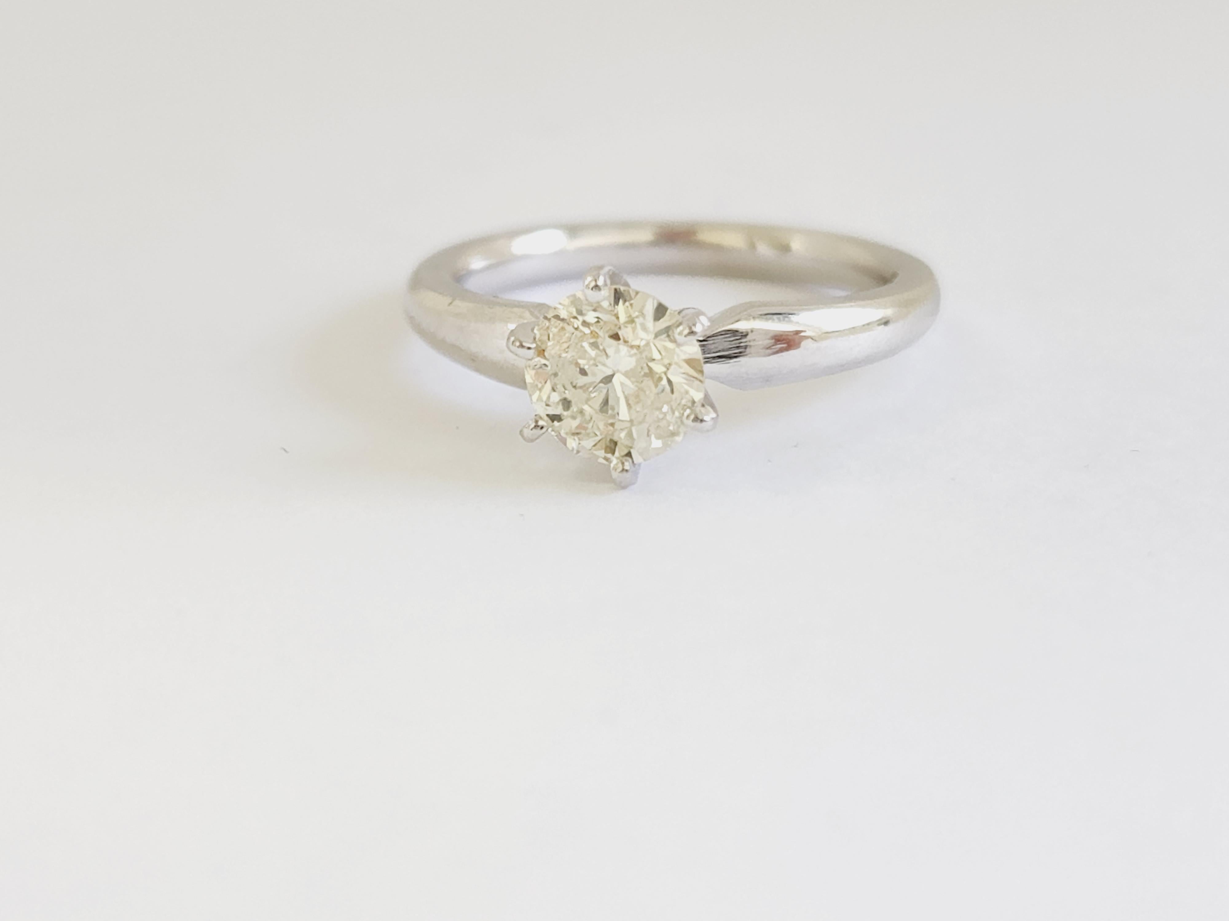 1.07 Carat Round Diamond 14 Karat White Gold Solitaire Ring In New Condition In Great Neck, NY