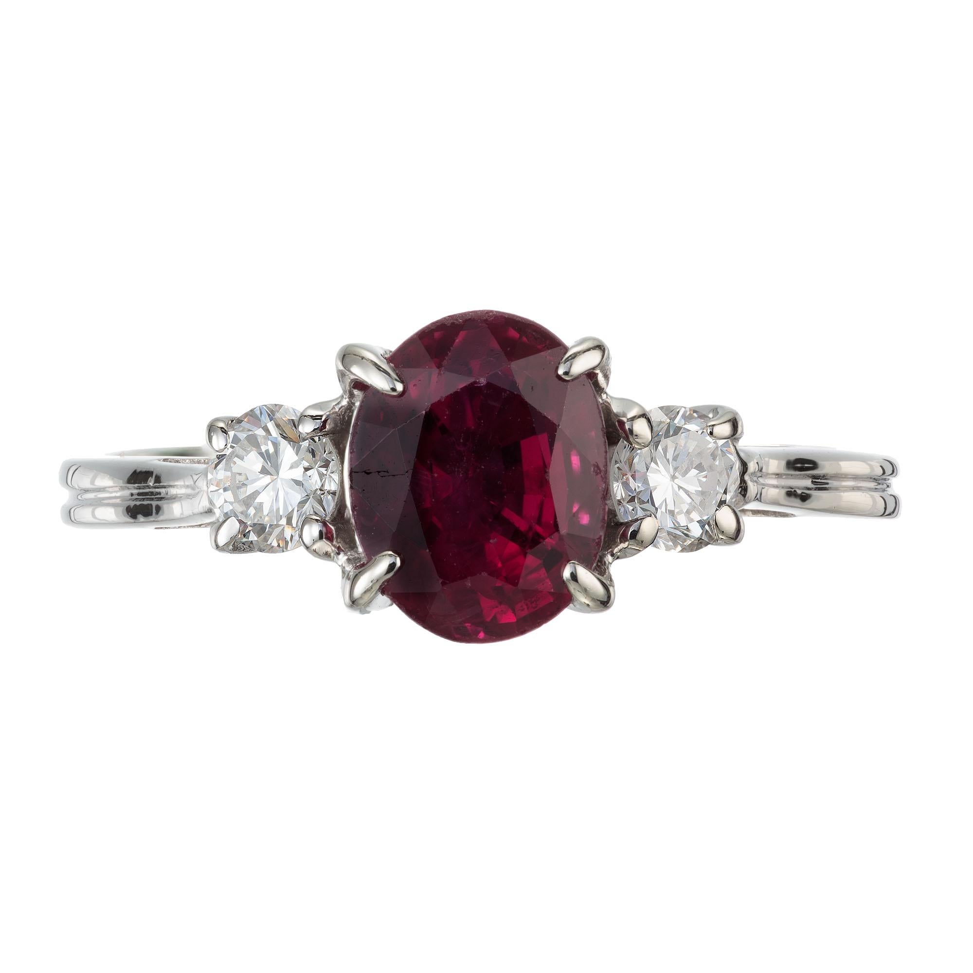 Anello con rubino e diamante naturale a calore semplice. Rubino ovale centrale con due diamanti rotondi laterali in una classica montatura a tre pietre in oro bianco 14 carati. Certificato AGL.   

1 Rubino ovale rosso brillante, circa 1,07cts