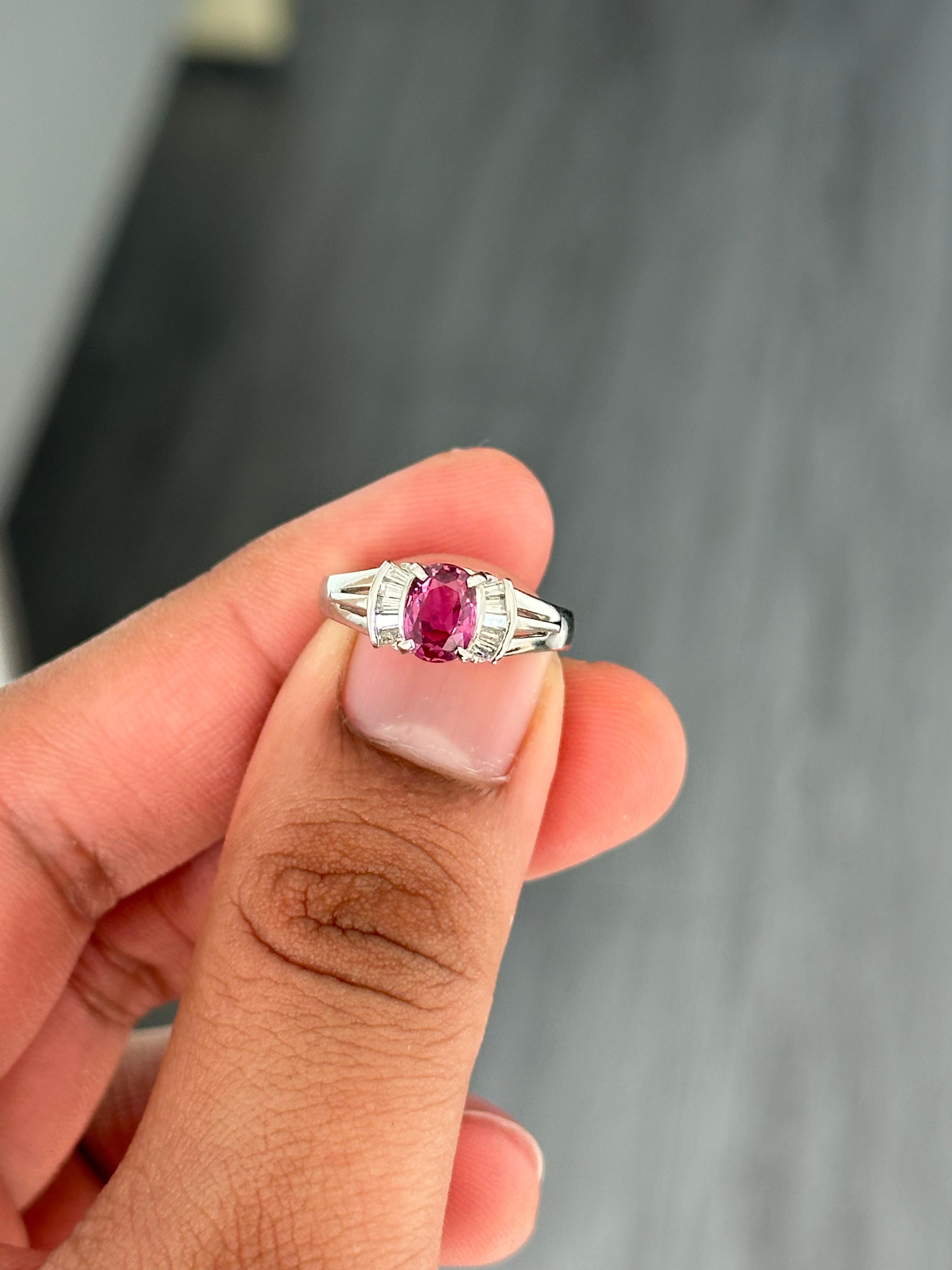 Cette bague raffinée et intemporelle est ornée d'un saphir naturel de 1,07 carat, célèbre pour sa teinte bleu profond et son allure élégante. Serti dans un élégant platine ADS, le saphir est flanqué de 0,16 carats de diamants naturels de taille