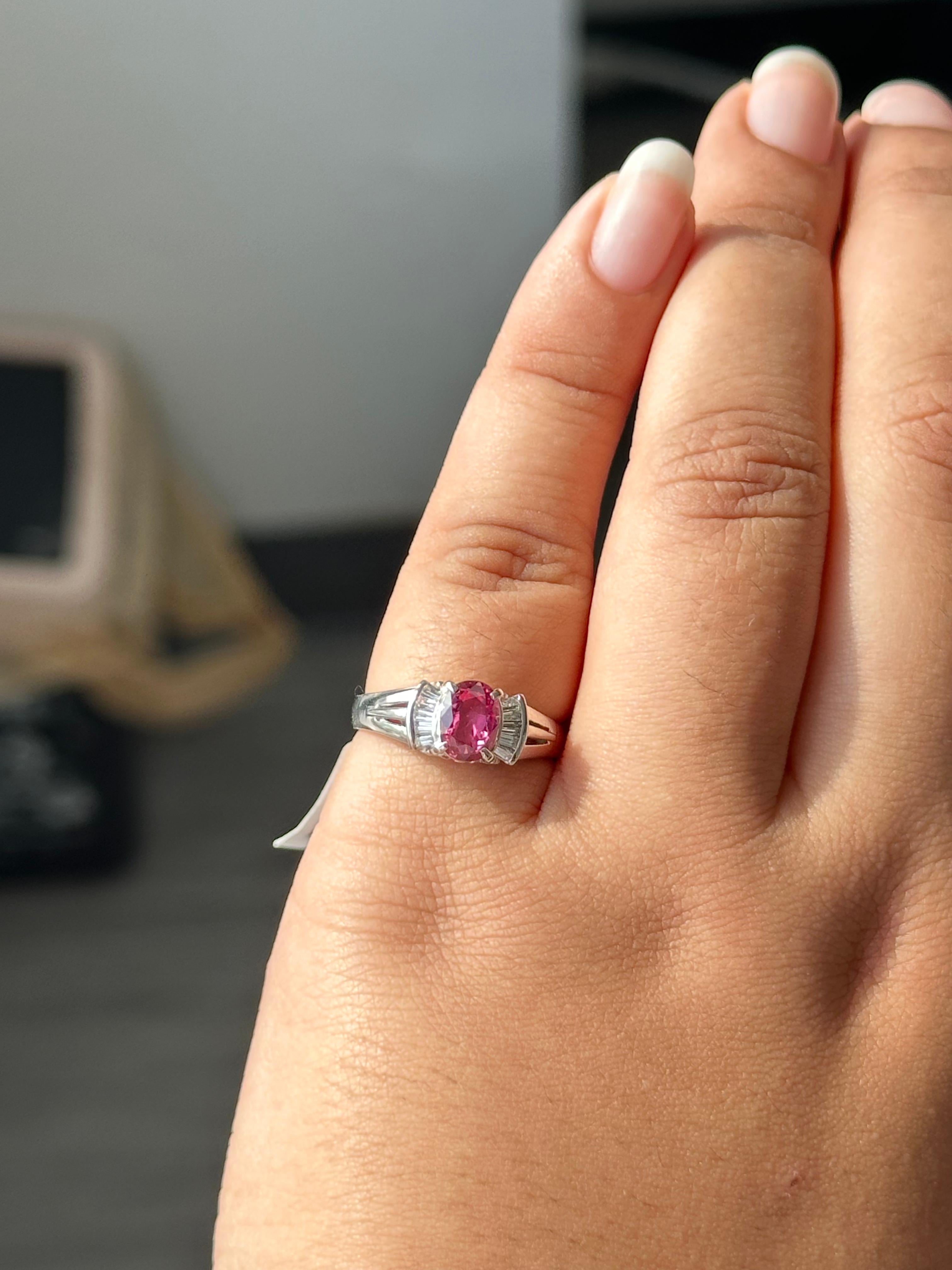 Art déco Bague baguette saphir et diamant de 1,07 carat en vente