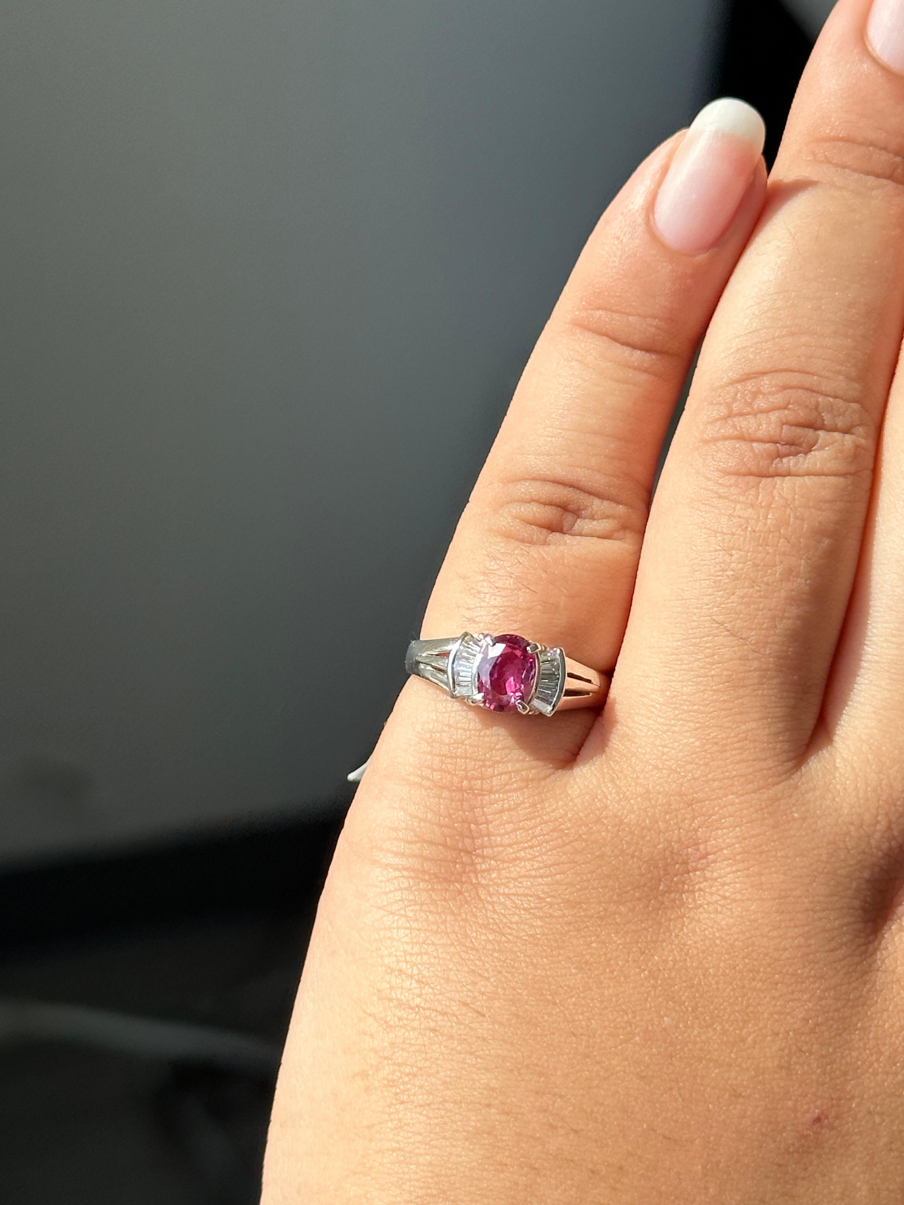 Taille ovale Bague baguette saphir et diamant de 1,07 carat en vente