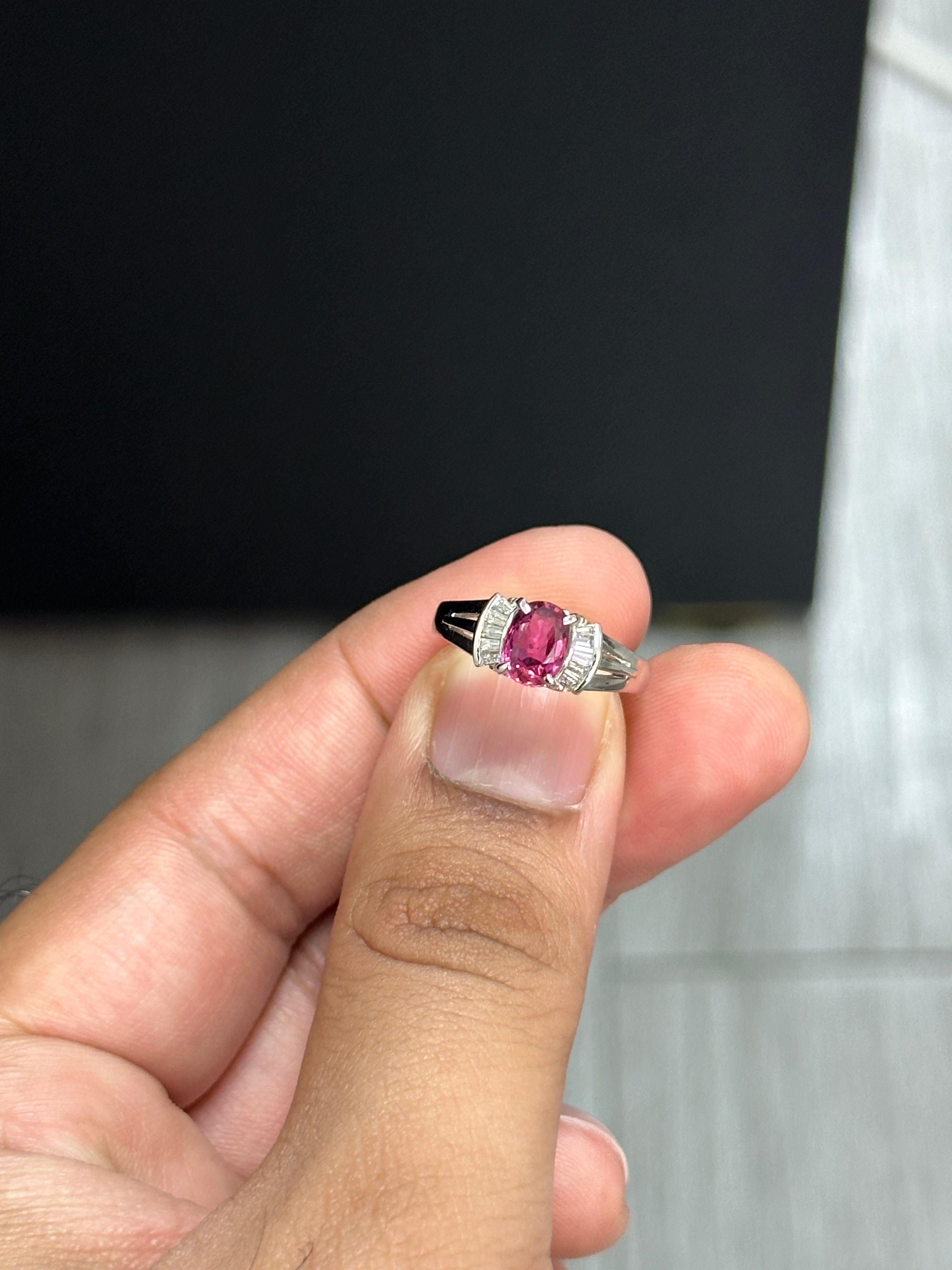 Bague baguette saphir et diamant de 1,07 carat Excellent état - En vente à Bangkok, TH