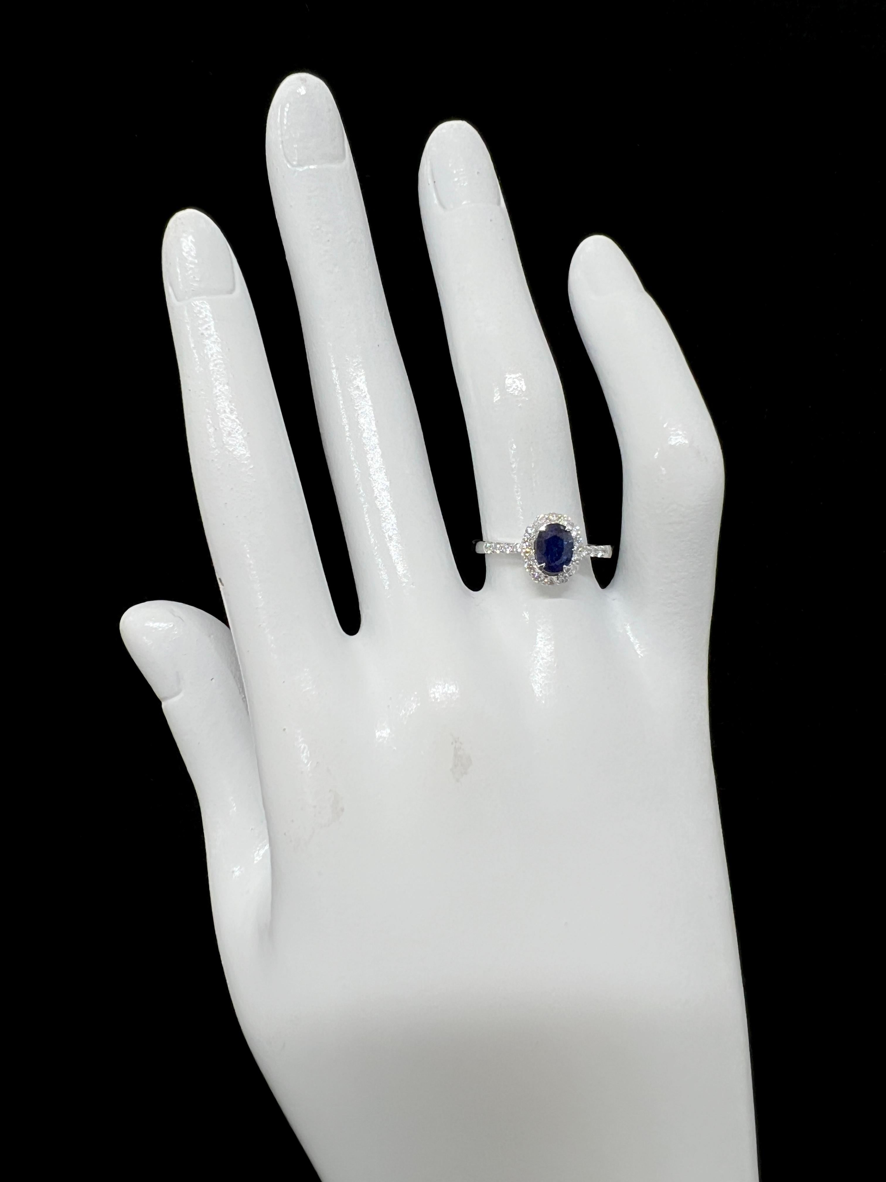 1.07 Carat, Unheated, Royal Blue Color Sapphire and Diamond Ring Set in Platinum For Sale 1