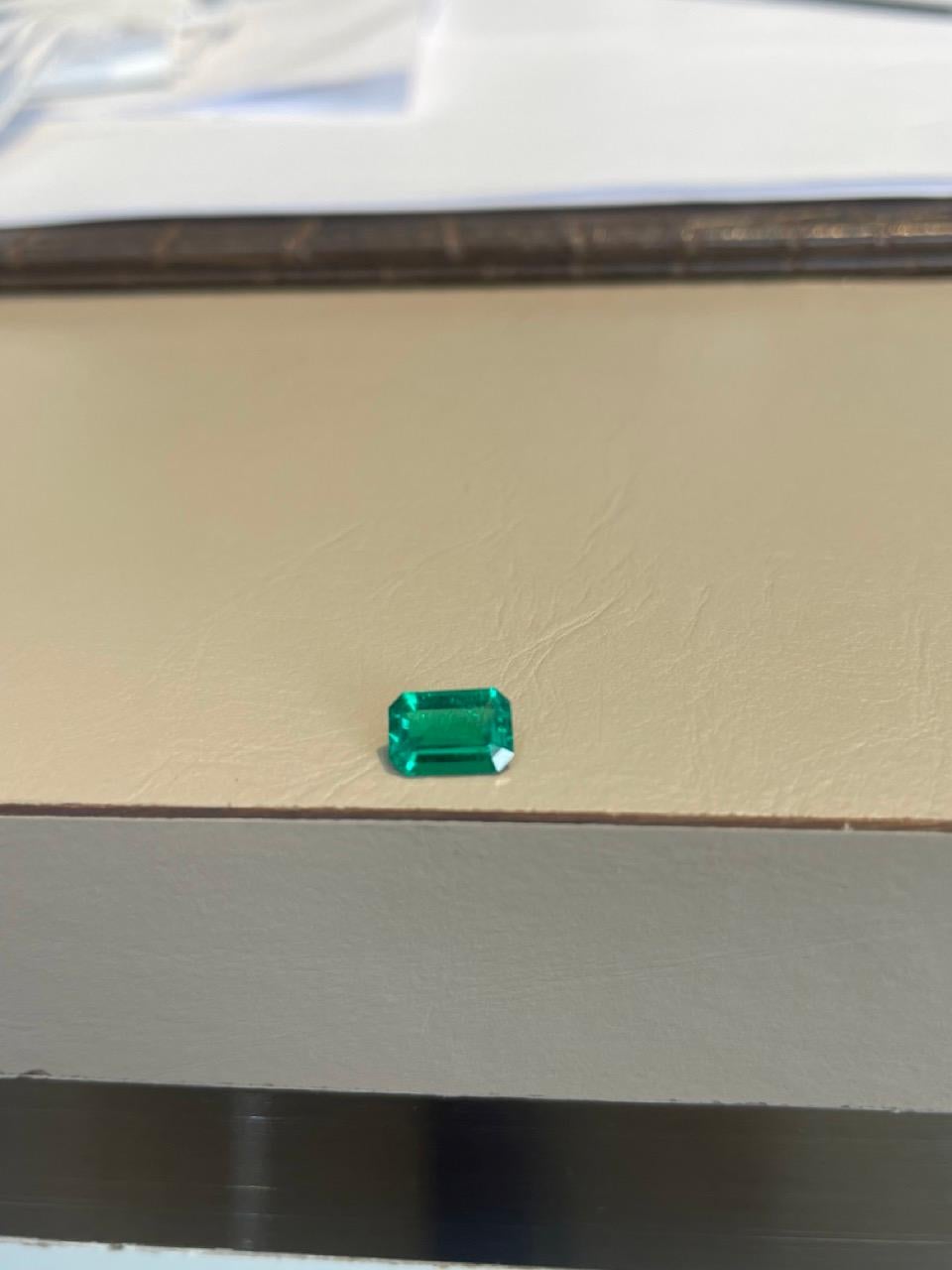 Questo splendido smeraldo colombiano da 1,07 carati presenta un sofisticato taglio a ottagono, che mette magistralmente in evidenza il suo colore verde intenso e vibrante e la sua notevole purezza. Conosciuti per la loro tonalità intensa e