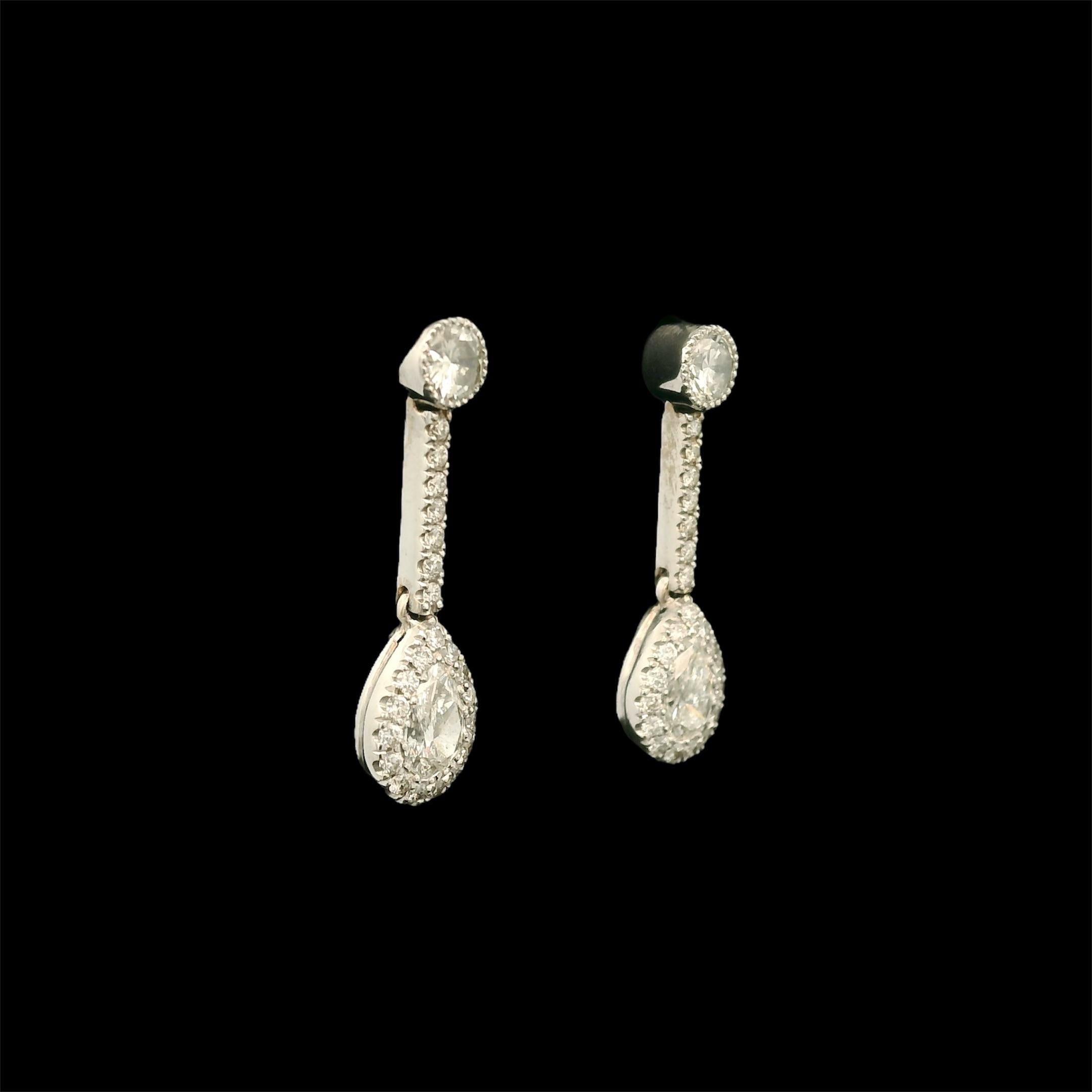 Gli orecchini sono realizzati in oro bianco 18 K.

Gli orecchini sono incastonati con due diamanti principali a forma di pera di 0,51 Carati e 2 diamanti a taglio brillante di 0,30 Carati.

Gli orecchini sono molto facili da indossare perché non