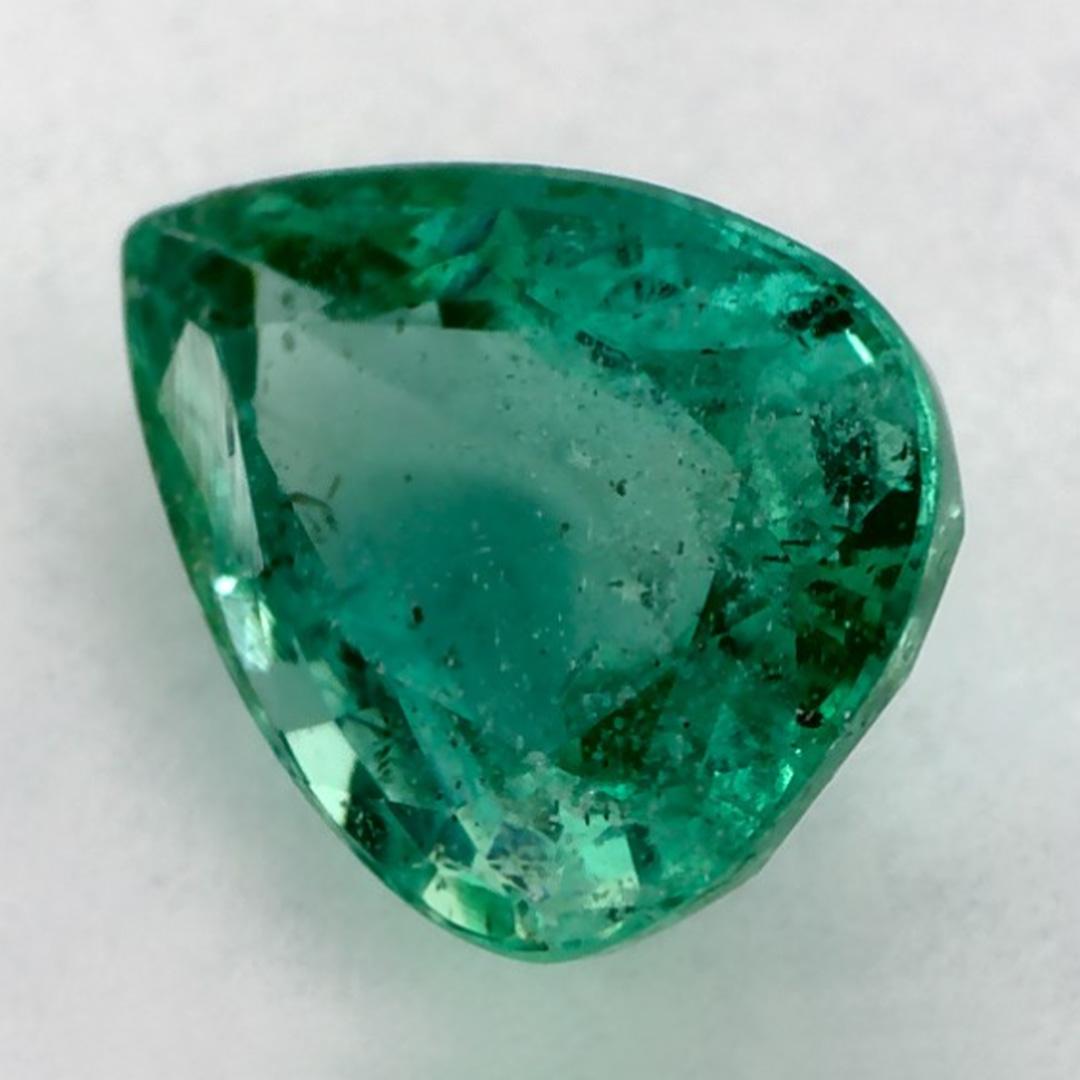 D'un vert éclatant, la pierre de naissance du mois de mai symbolise le renouveau de la croissance printanière. 

Explorez la vibrante collection d'émeraudes, de rubis et de saphirs de notre magasin, disponibles sous forme de pierres précieuses en