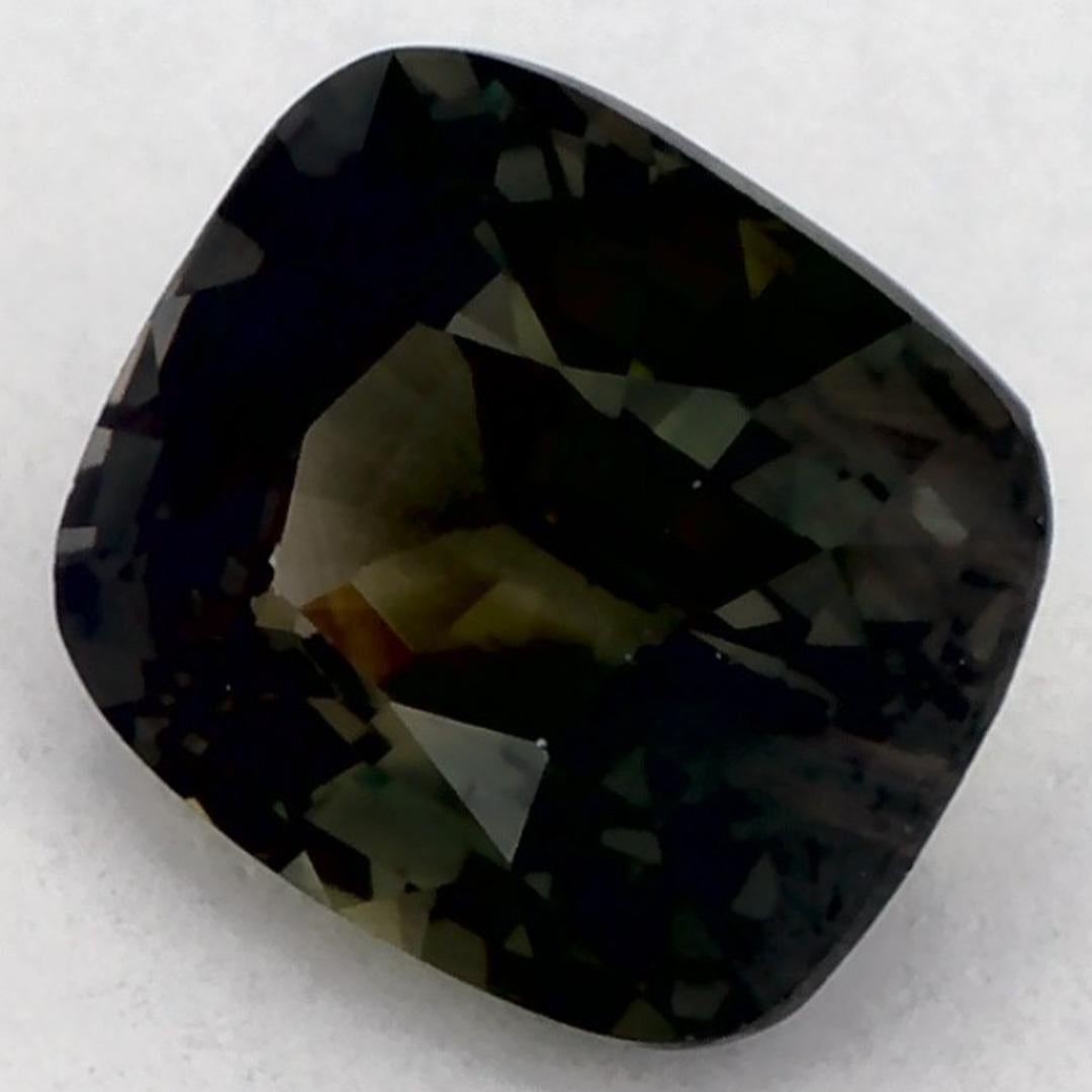 Questo zaffiro verde naturale offre eleganza e raffinatezza. Con la sua ricca saturazione del colore e il taglio preciso, è il centro perfetto per un anello di fidanzamento o un design di gioielli di lusso.

Questo zaffiro proviene dallo Sri Lanka
