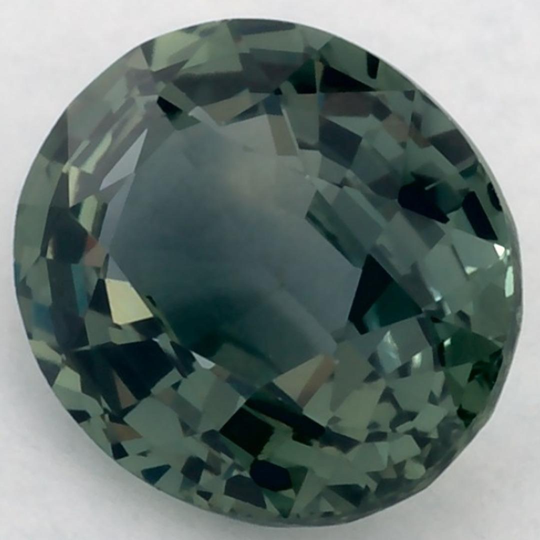 Questo zaffiro verde naturale offre eleganza e raffinatezza. Con la sua ricca saturazione del colore e il taglio preciso, è il centro perfetto per un anello di fidanzamento o un design di gioielli di lusso.

Questo zaffiro proviene dallo Sri Lanka