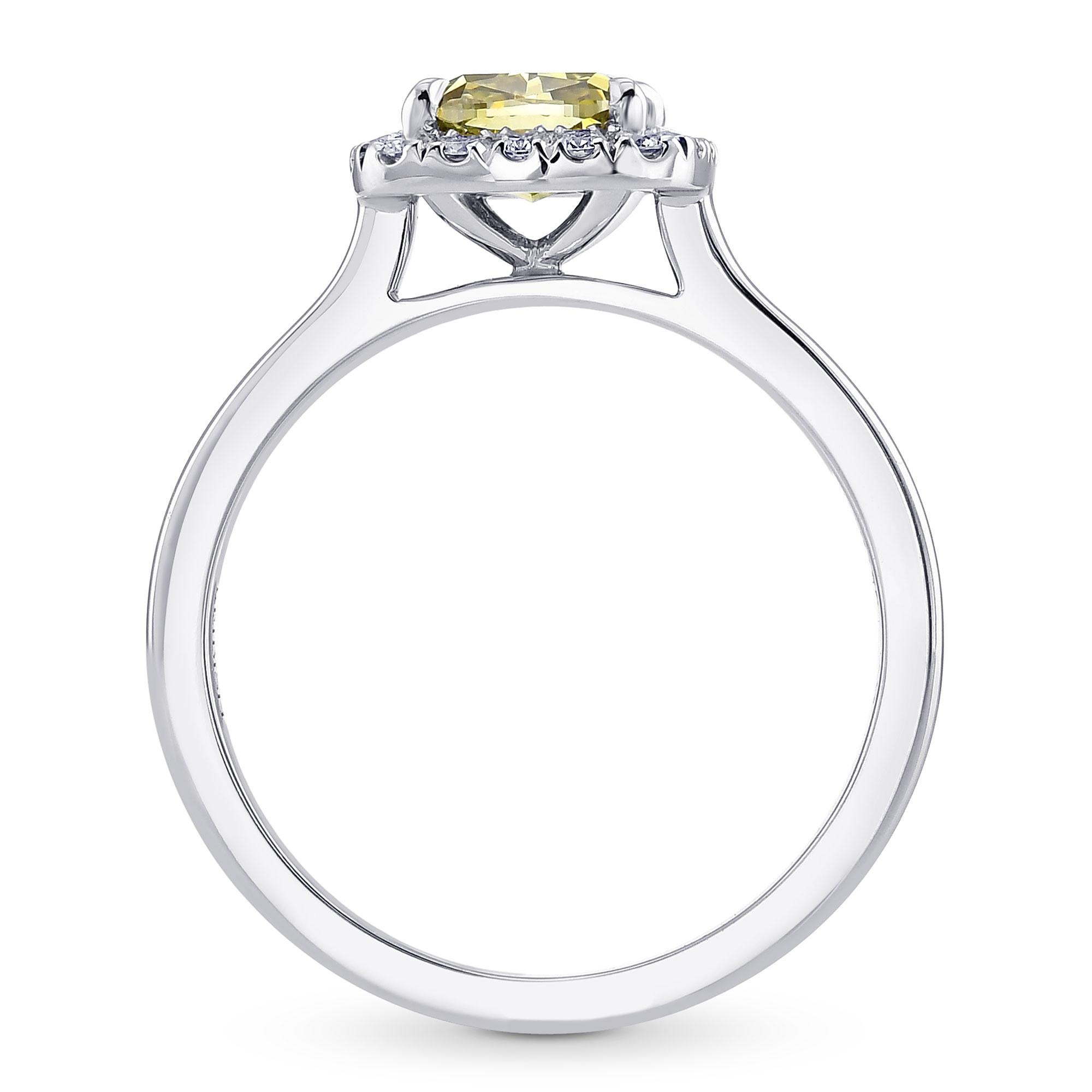 Este sofisticado Anillo con Halo de Diamantes Camaleón tiene un diamante central de 1,07 quilates, certificado por el GIA, rodeado de un halo abierto de brillantes de color, todo engastado en oro blanco de 18 quilates.