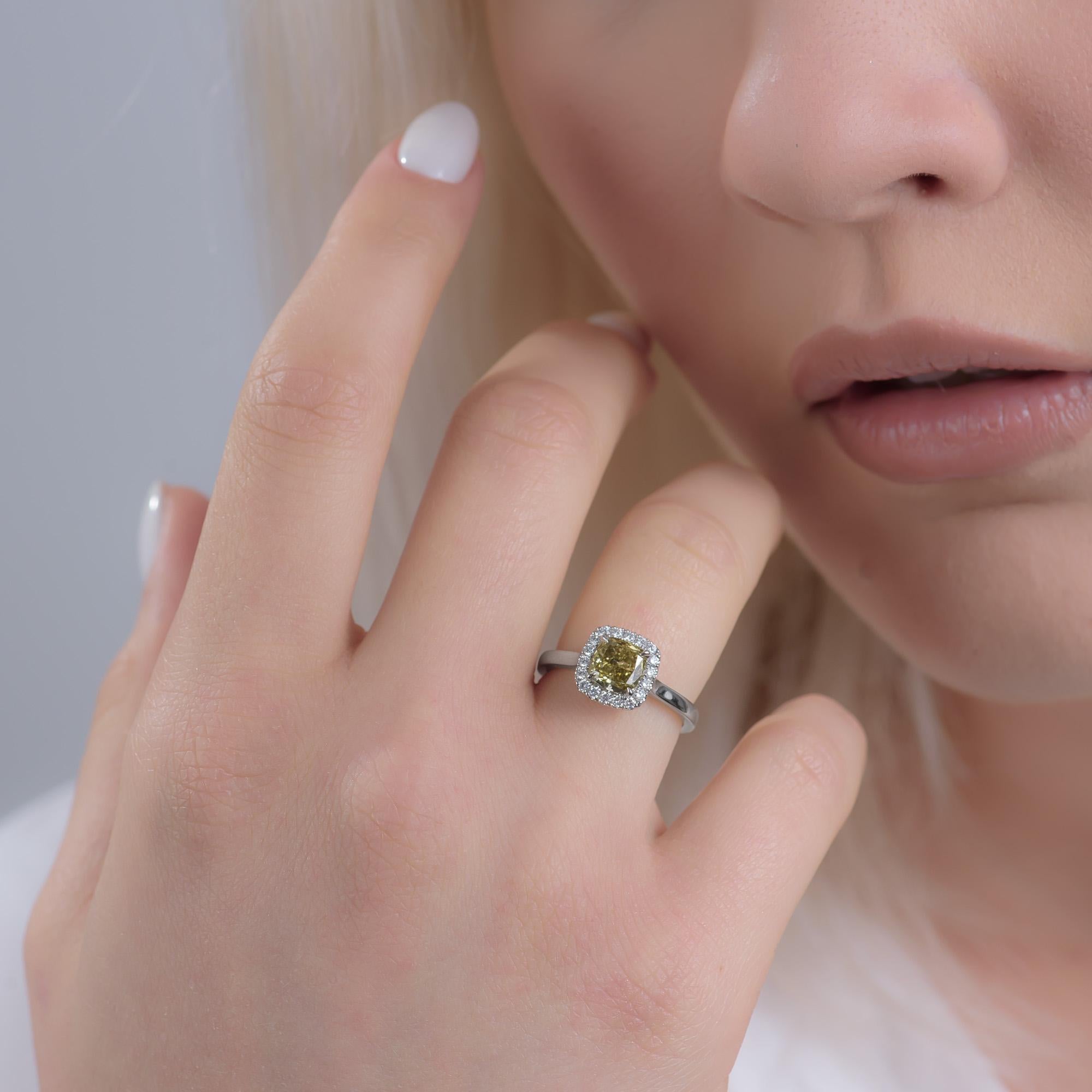 Anillo Halo de Diamantes Camaleón Certificado GIA de 1,07 cts Corte cojín en venta