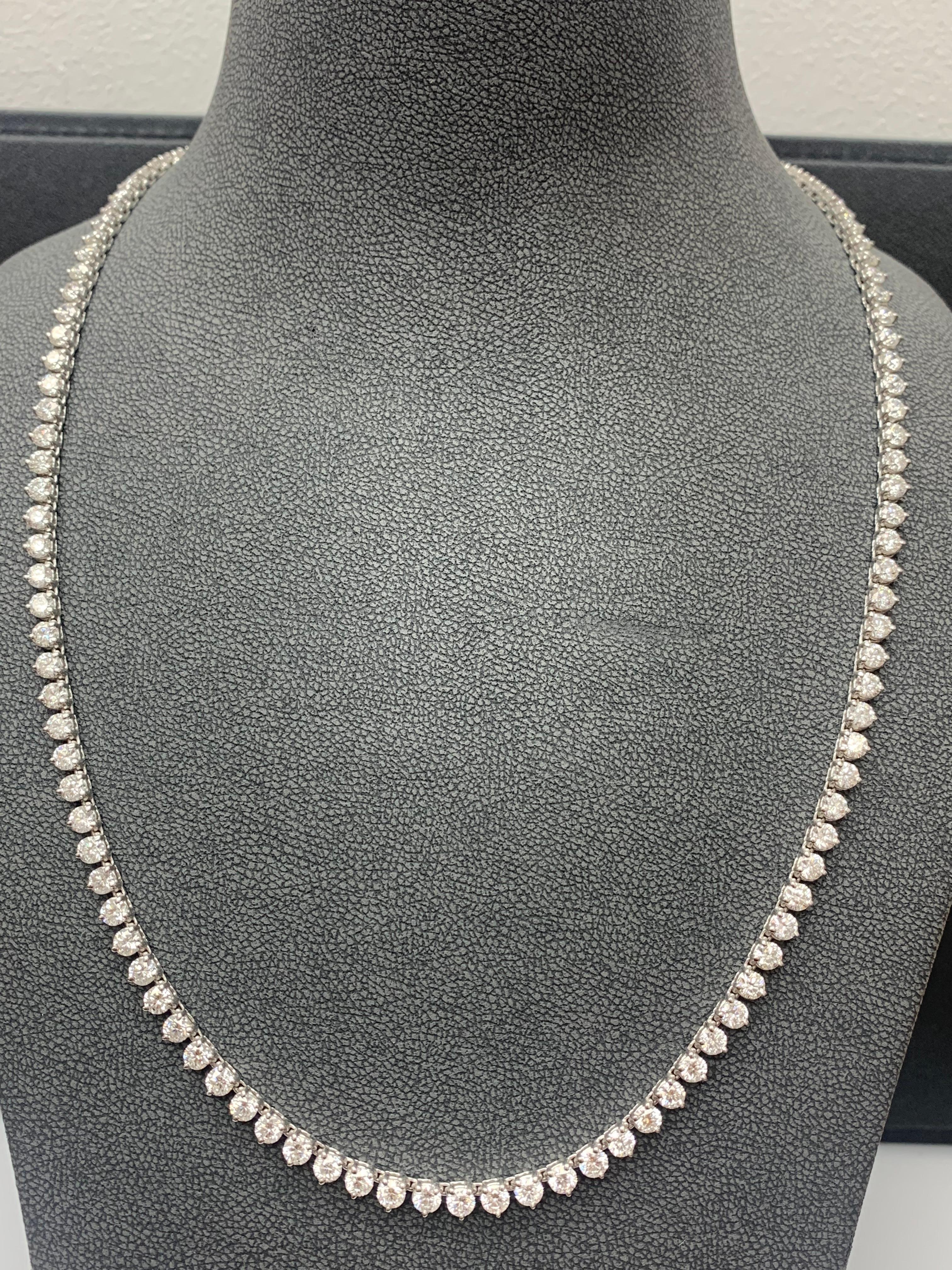 Una pieza brillante y clásica que muestra una línea de diamantes redondos engastados en una montura de 3 puntas de Oro Blanco de 14K. Los diamantes de este collar son brillantes, de talla redonda y pesan 10,70 quilates en total. 30 pulgadas de
